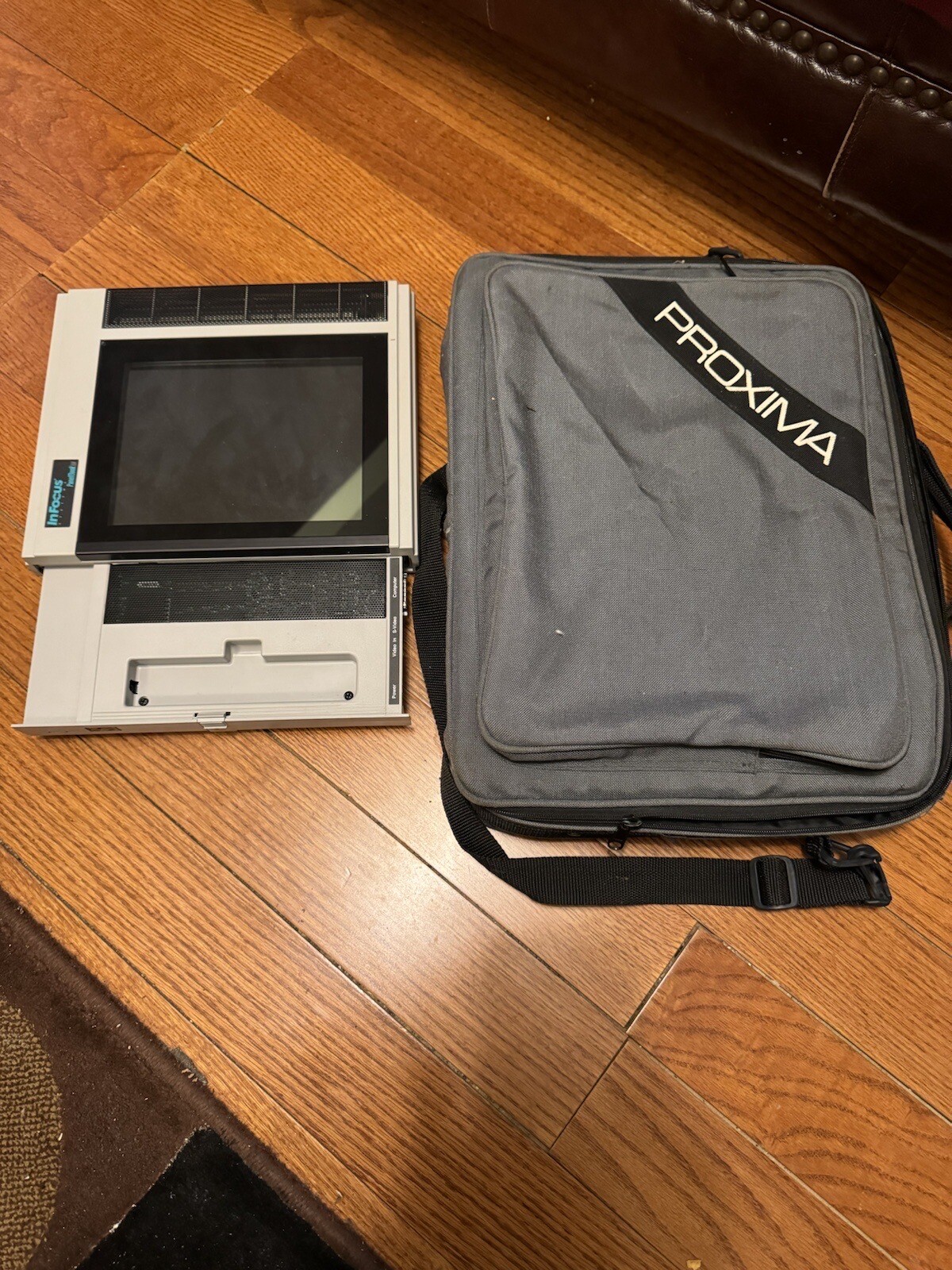 IN FOCUS SYSTEMS PANELBOOK 550 with carry on bag