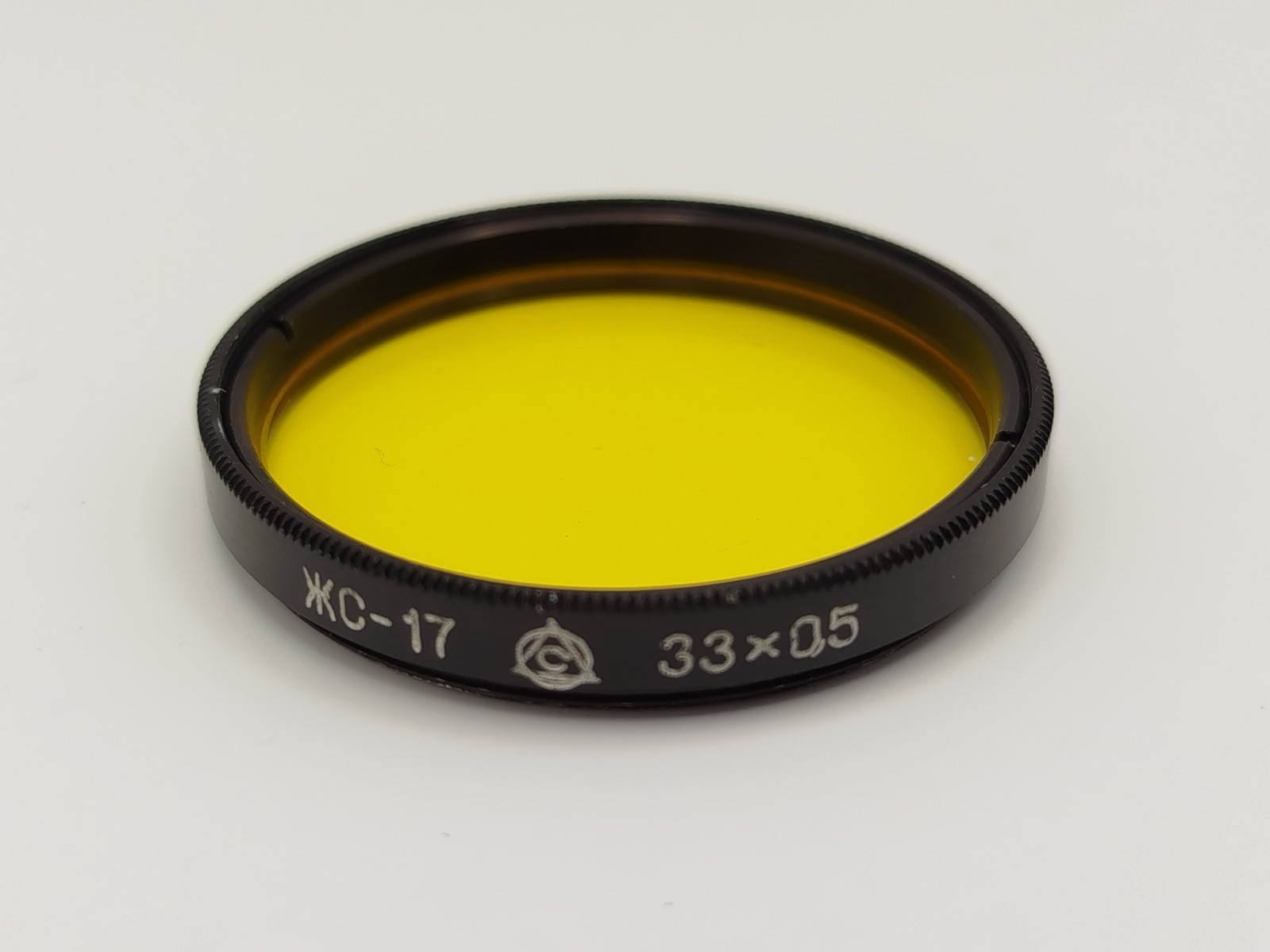 Eyepieces and light filters for microscopes
