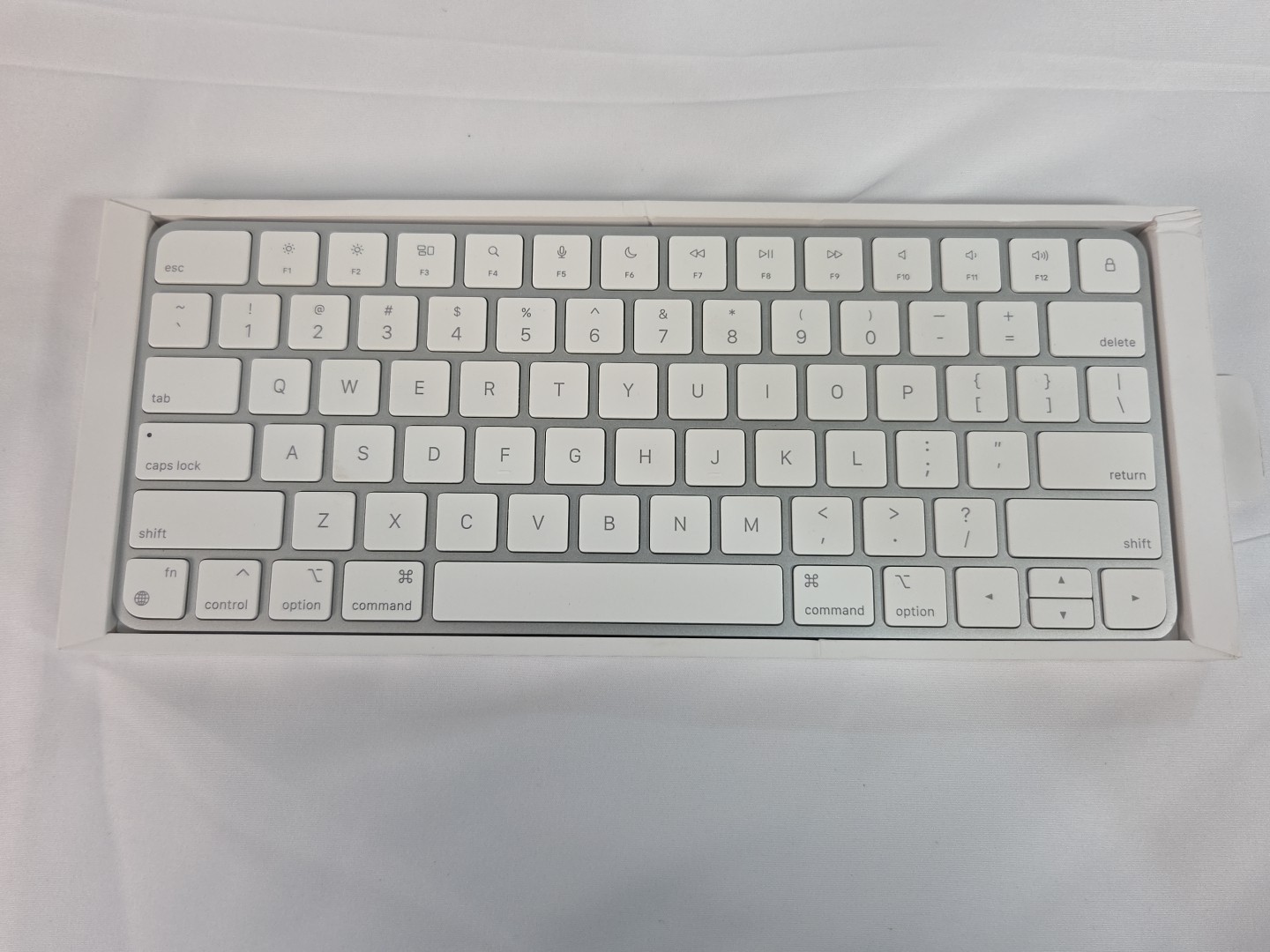Apple A2450 Magic Keyboard Silver/White