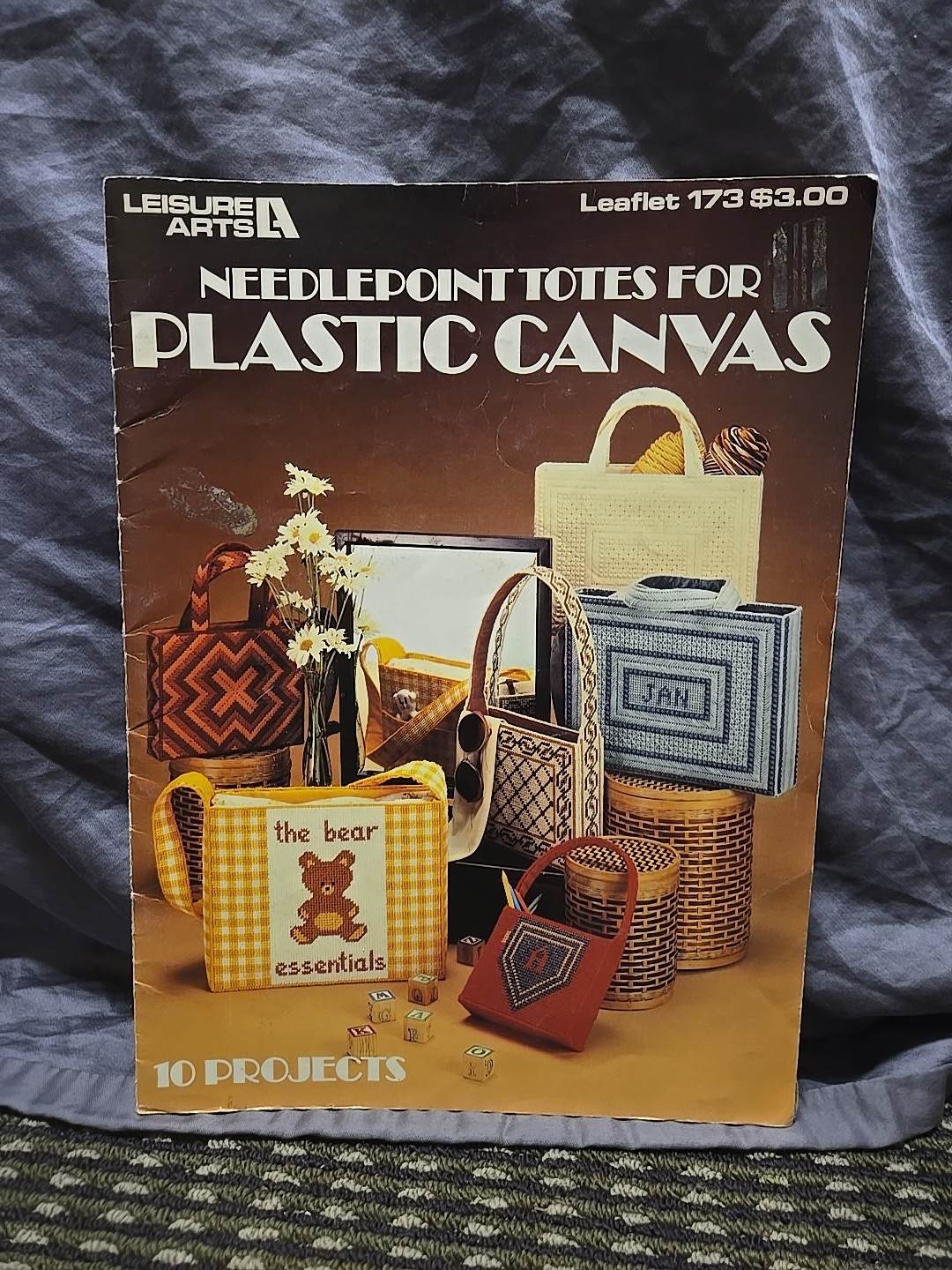 Leisure Arts #173 Needlepoint Totes 10 Projects Plastic Canvas 1980