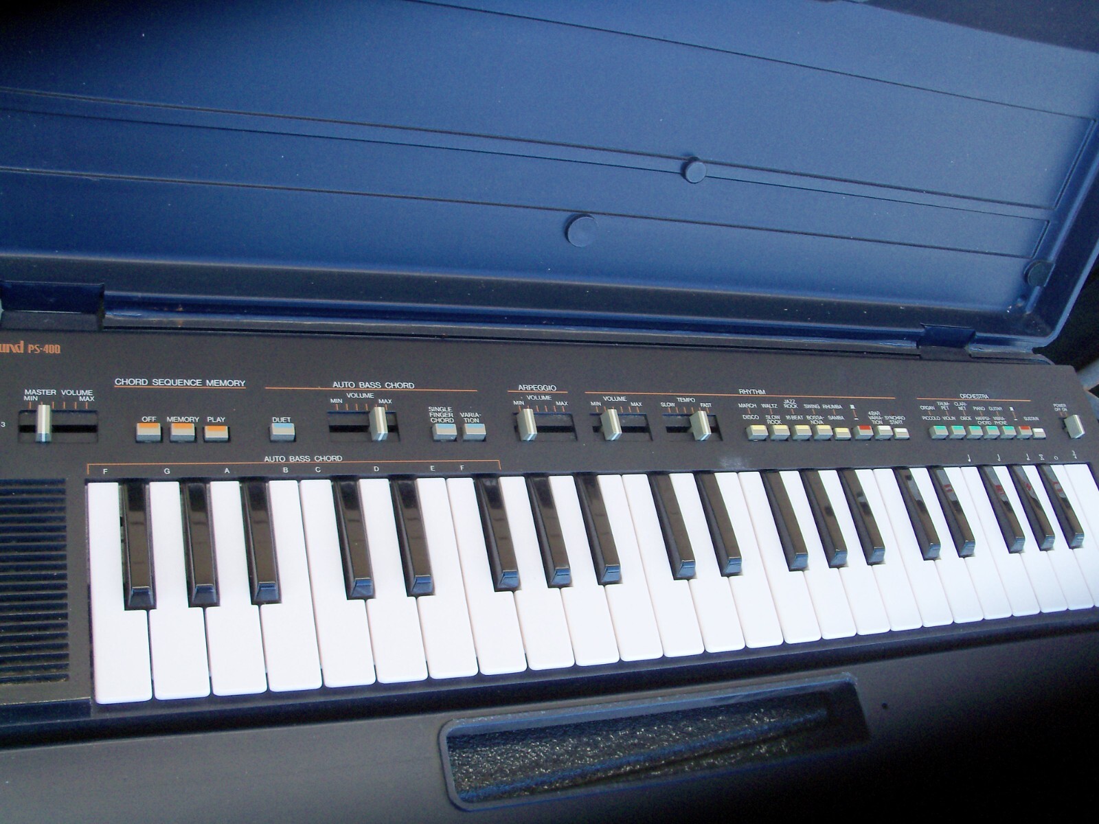 YAMAHA PORTASOUND PS-400 ELECTRONIC KEYBOARD (COMES WITH HARD SHELL CASE)