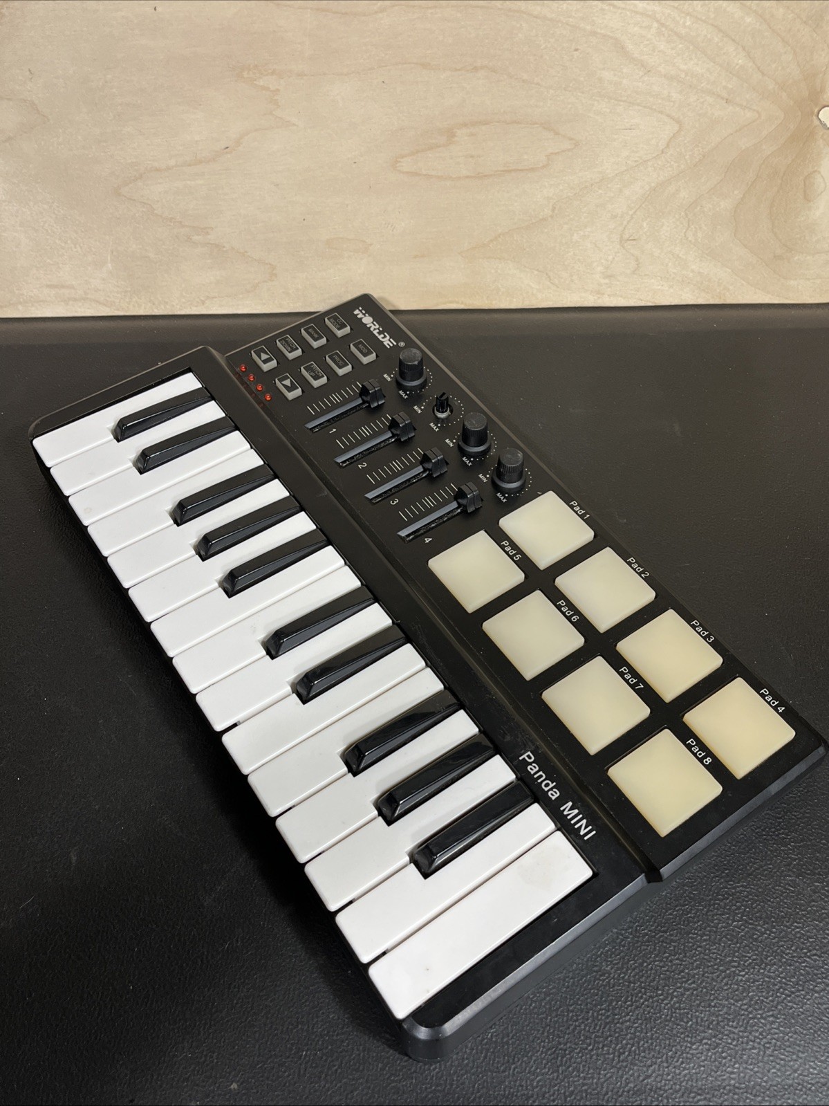 WORLDE Panda MINI 25-Key USB MIDI Keyboard and Drum Pad Controller MISSING KNOB