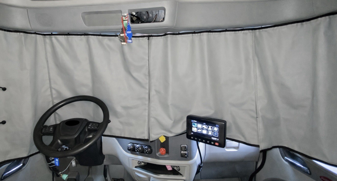 Kenworth T680 WINDSHIELD CURTAINS. NO RAILS!