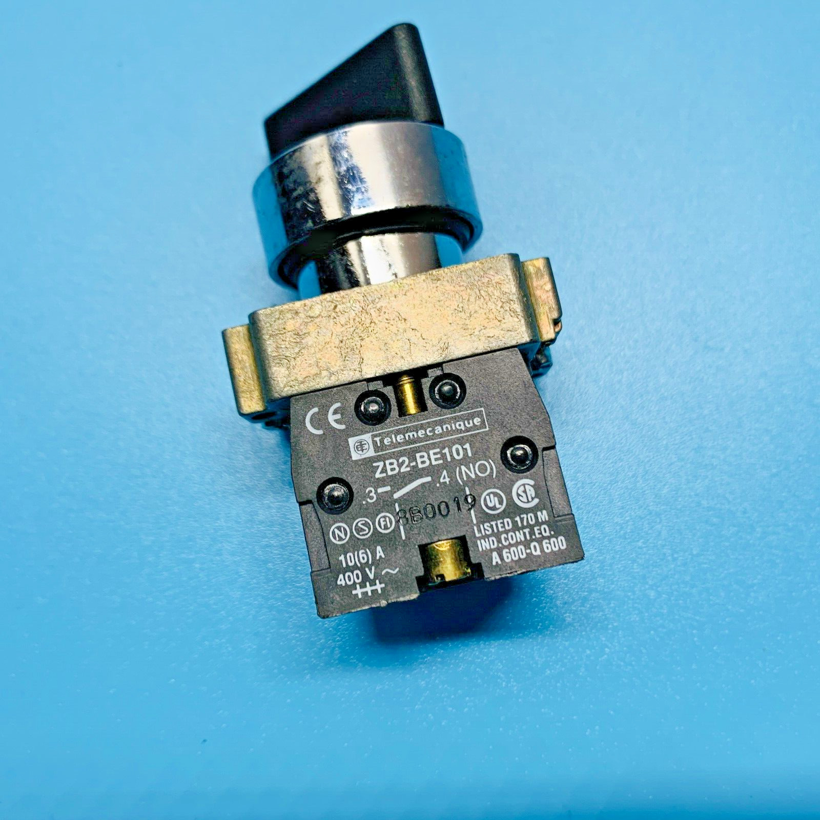 Telemecanique ZB2-BE101 contact with Latching Rotary Selector Switch
