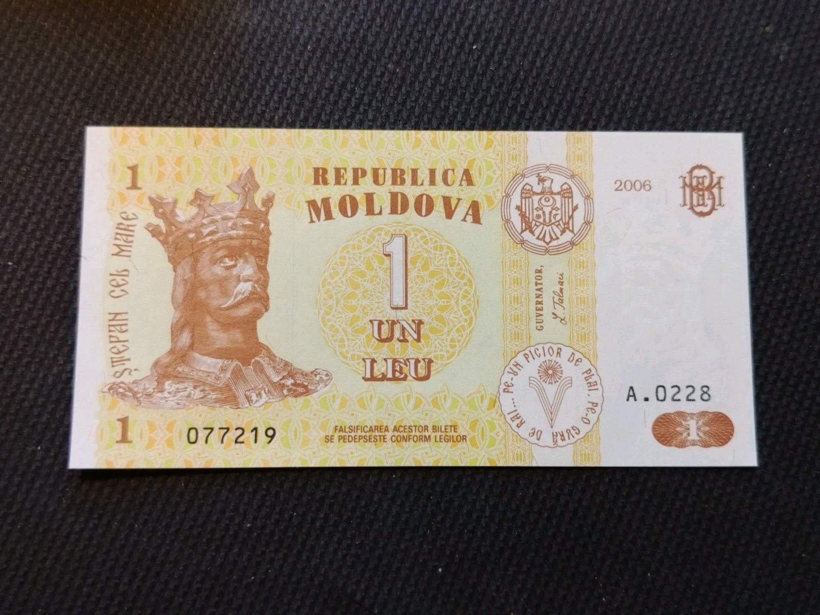 1 Leu Bank Note from Moldova Uncirculated - #077217 - Crisp Note - Item O6