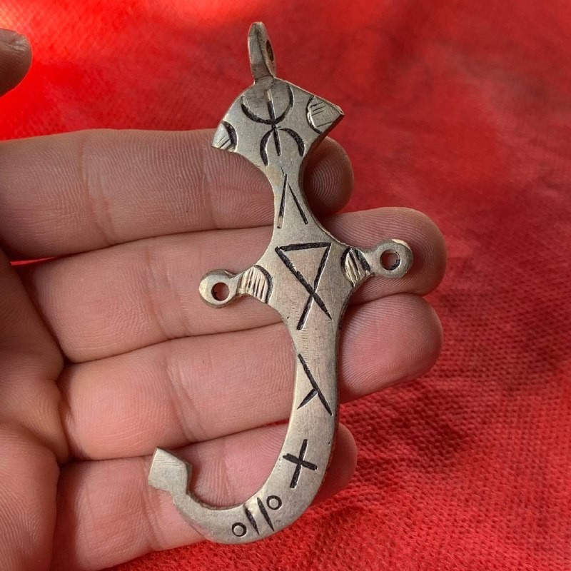 RARE STUNNING SMALL DAGGER OLD ERA SILVER COLOR PENDANT AMULET ARTIFACT