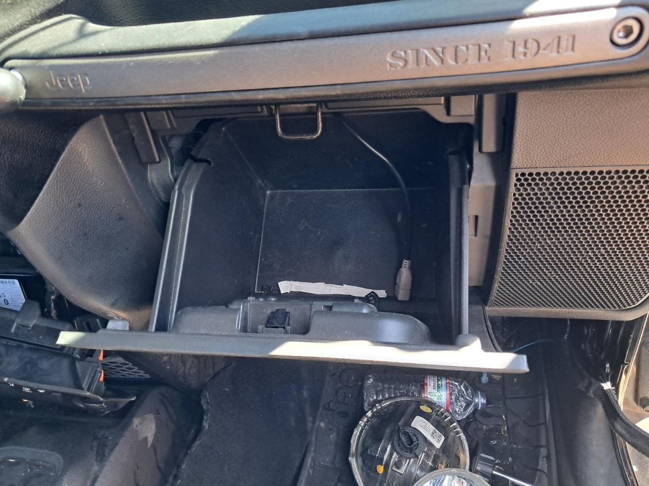 TJ        2016 Glove Box 4787406