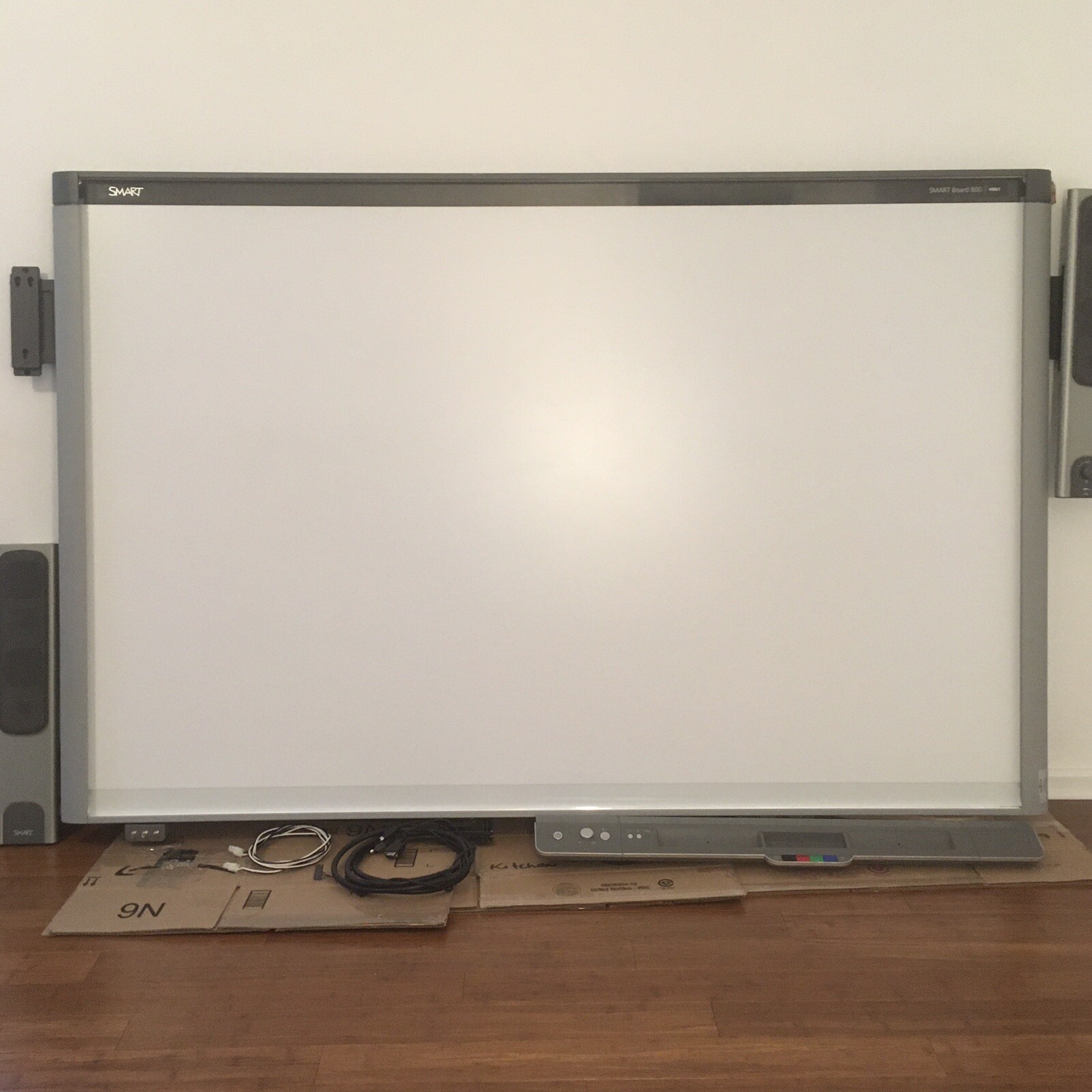SMART Board 800 DVit SBX885 87" Interactive Whiteboard + Two Speakers Dock Plugs