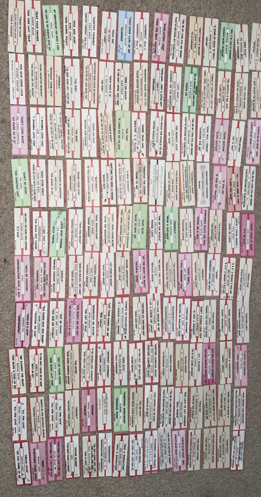 LARGE LOT OF 150 ORIGINAL JUKEBOX 45 RECORD TITLE STRIPS #P89