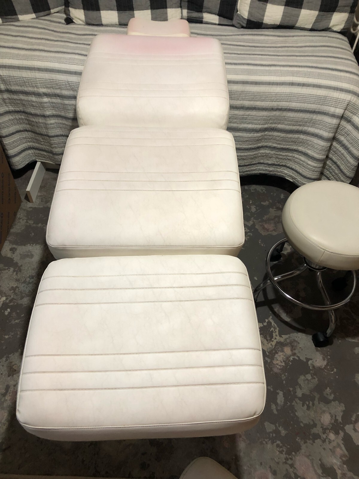 Adjustable salon/spa/massage/tattoo/electrolysis treatment table