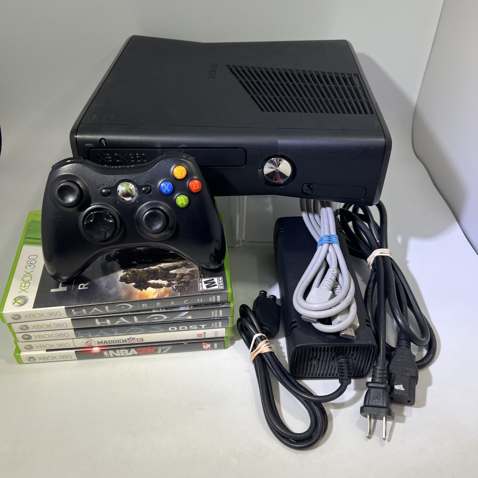 Xbox 360 S Slim 4GB Console Bundle Controller Lot Of 5 Games - Lot 31