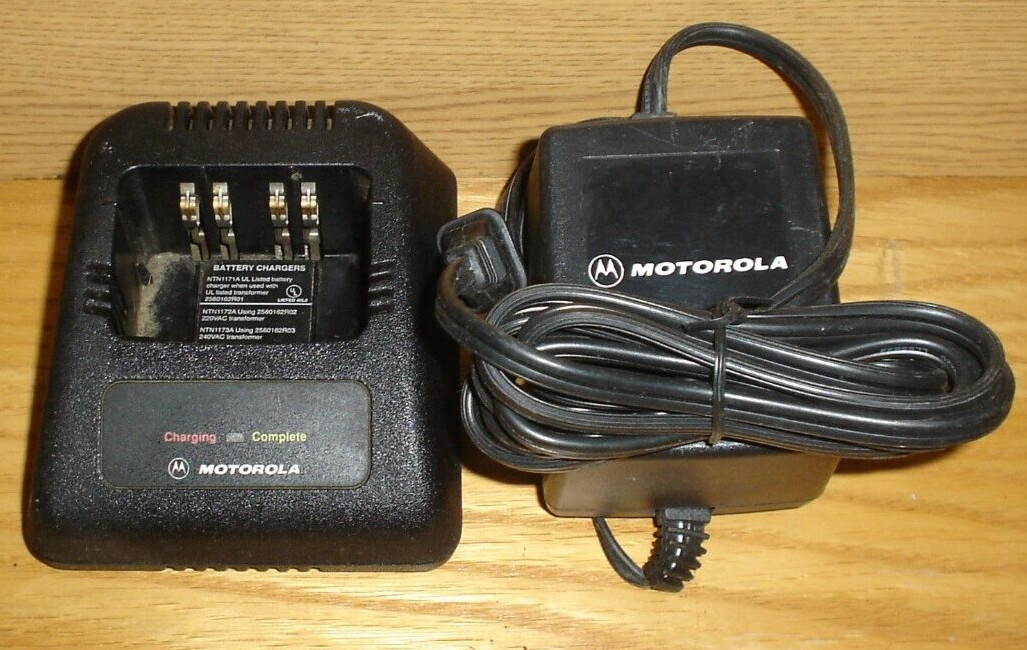 Motorola NTN1171A Battery Charger with Power Supply
