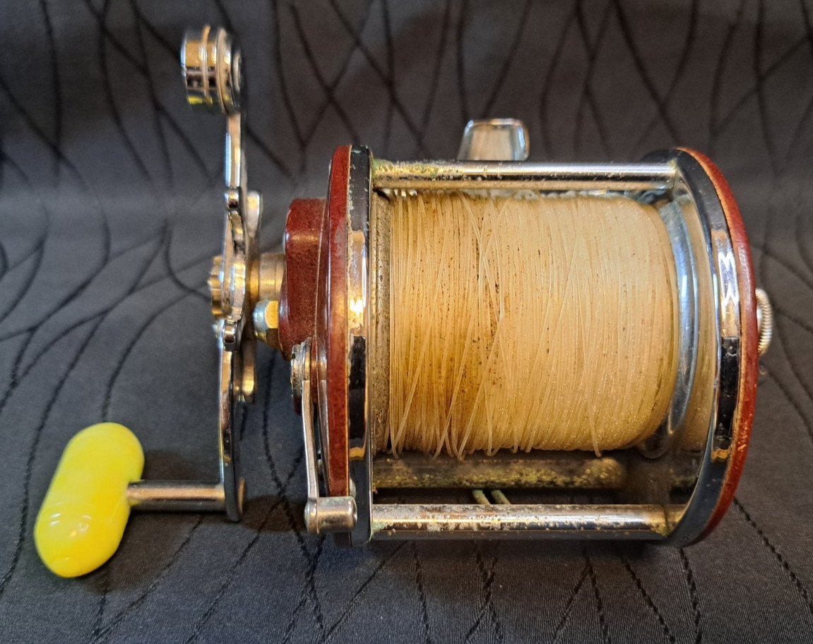 Vintage Penn Peer No. 209 Fishing Reel USA – Works, Red Bakelite Sideplates