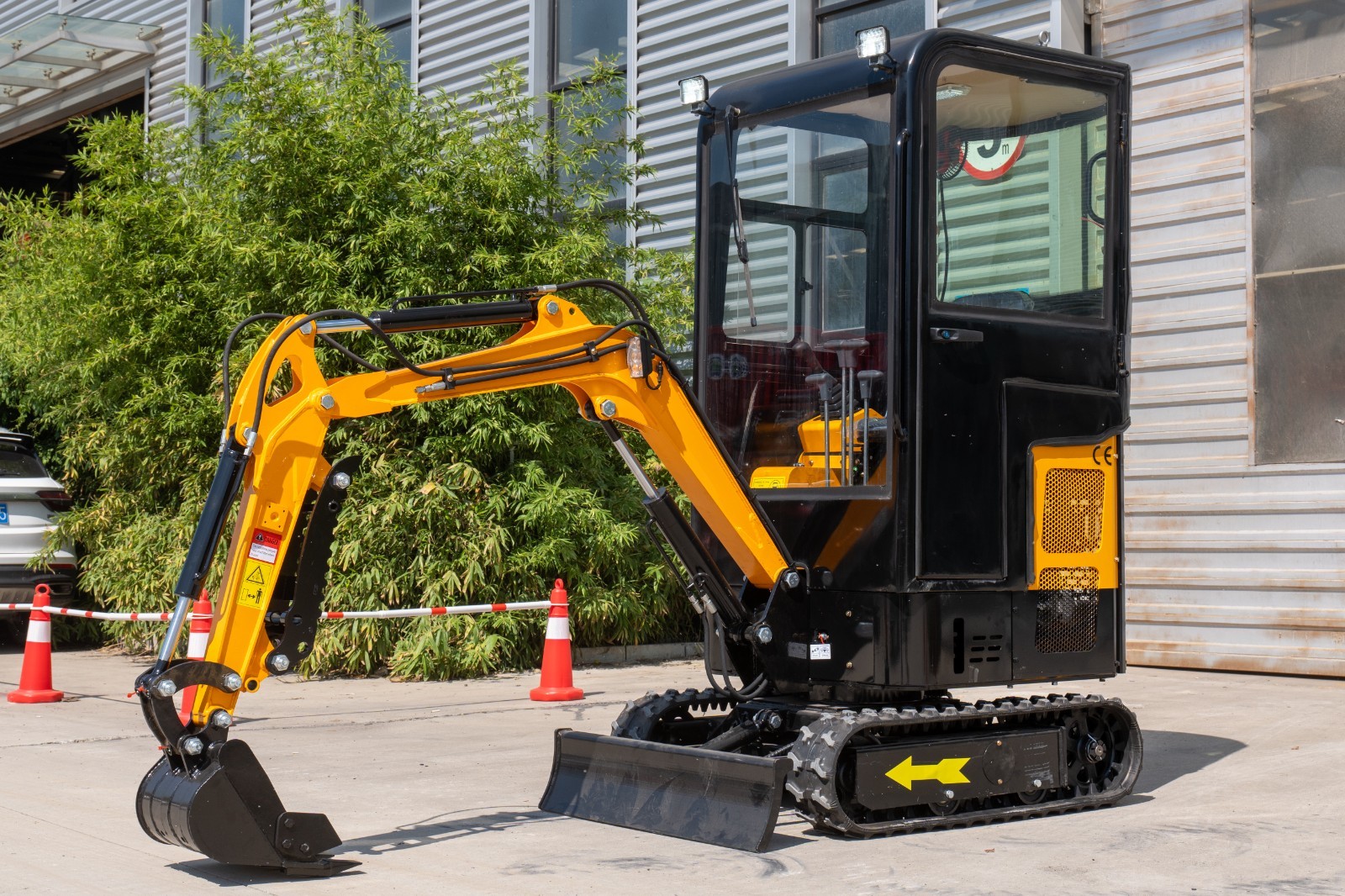 1.5-ton Mini Excavator with Enclosed cab+free mechanical thumb clip GA pickup