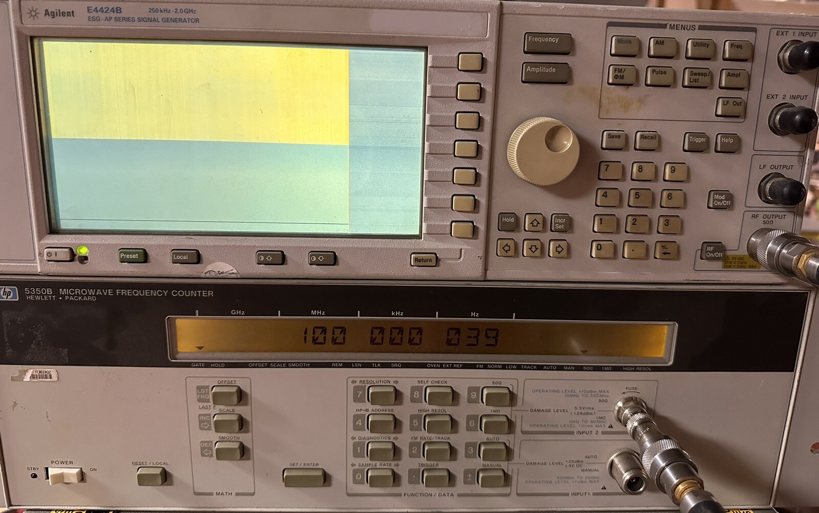 HP / Agilent E4424B ESG-AP 2GHz Signal Generator READ
