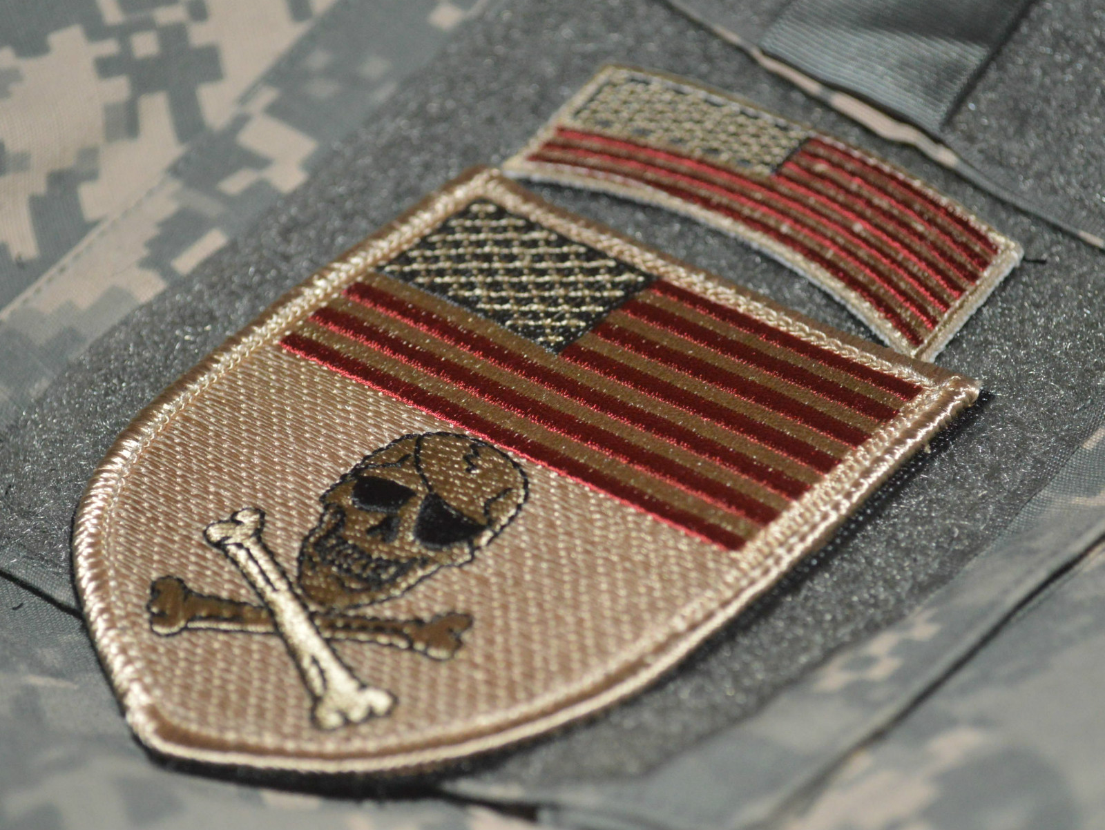 USMC MARINES FORCE RECON OPERATOR vêlkrö SHIELD PATCH: US FLAG SKULL Desert DCU