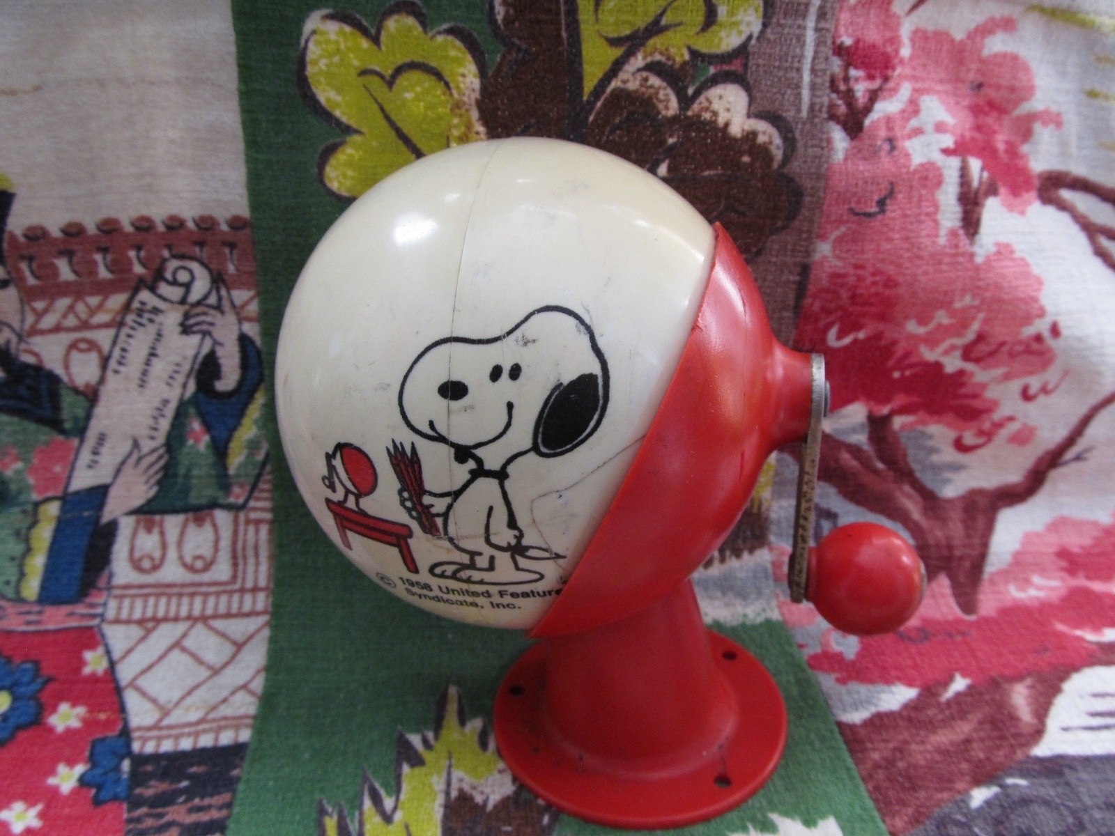 Vintage Snoopy white & red ball pencil sharpener