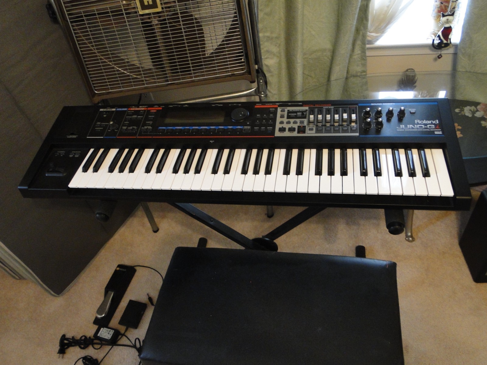 ROLAND JUNO-Gi Mobile Synthesizer with Digital Recorder pedals cover orig box