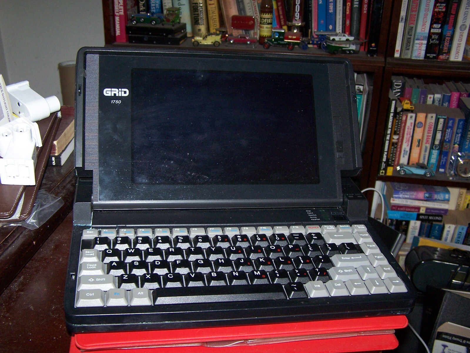Clearance - Grid 1750 Laptop Computer Powers On  - Estate Sale SOLD AS IS