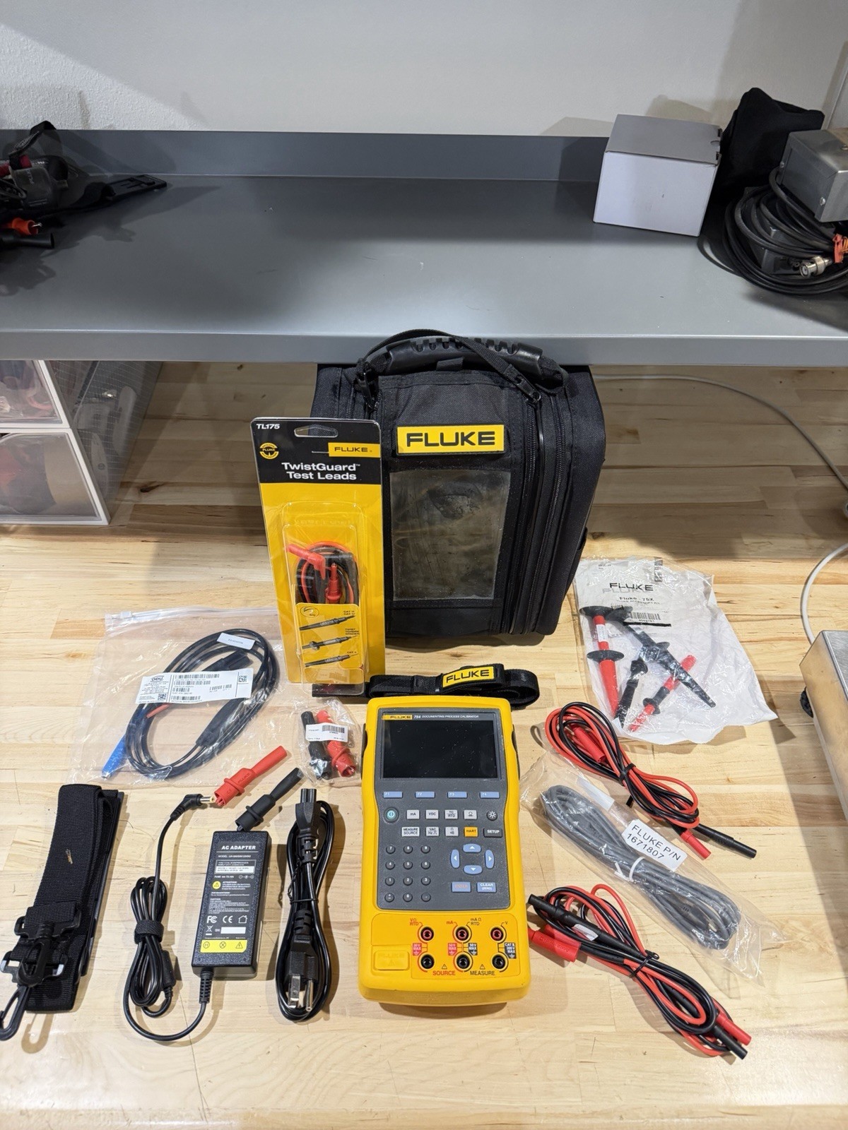 FLUKE 754 DOCUMENTING PROCESS CALIBRATOR W/ ACCESSORIES (TESTED) FREE SHIPPING