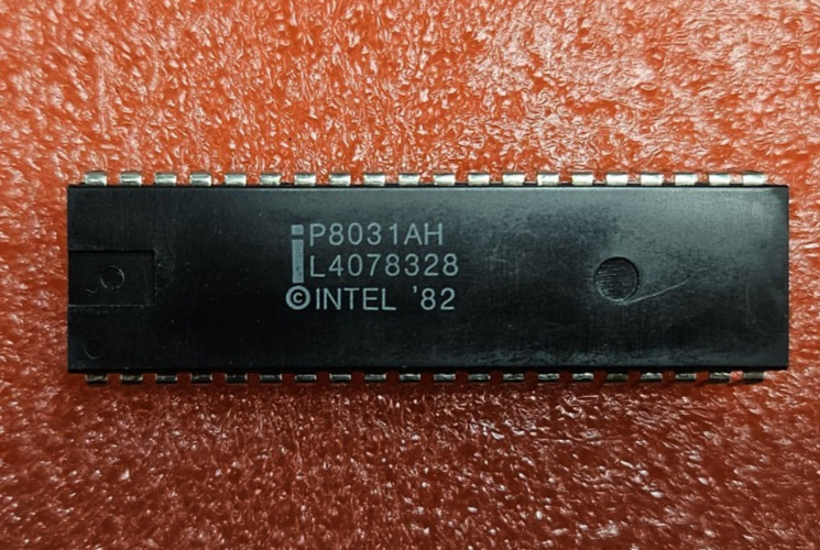 Intel P8031AH - 8 Bit Microcontroller - PDIP-40