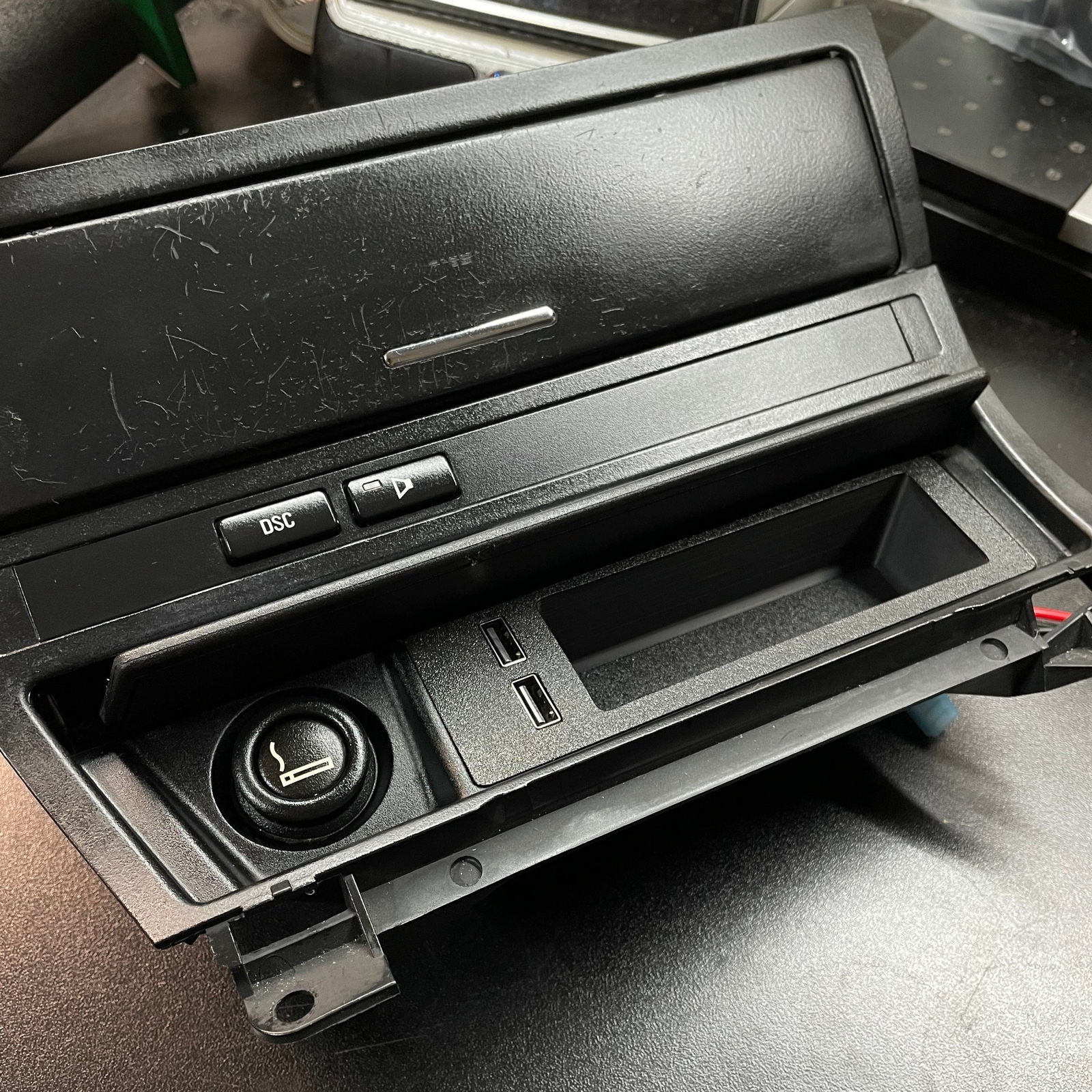E46 Ashtray Voltmeter + Quick Charge USB-A Port