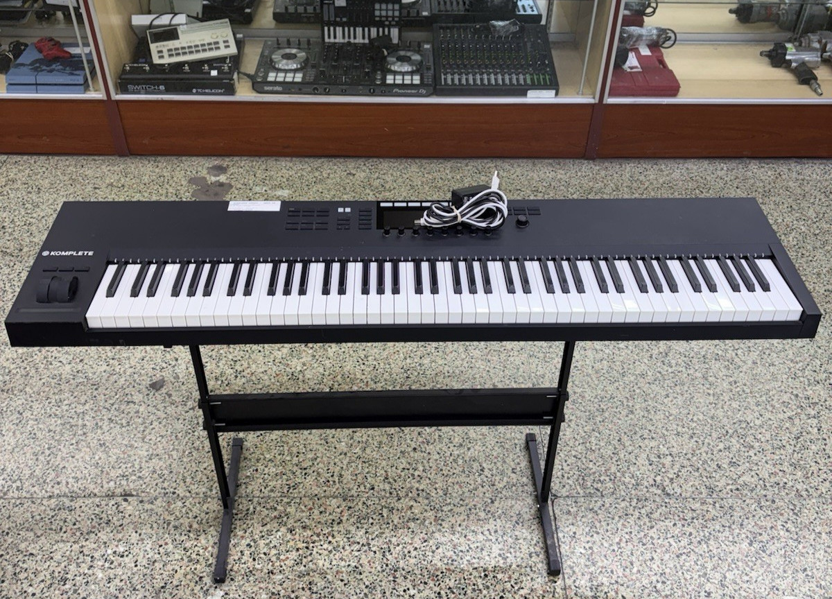 Native Instruments Komplete Kontrol S88 MK2 Keyboard