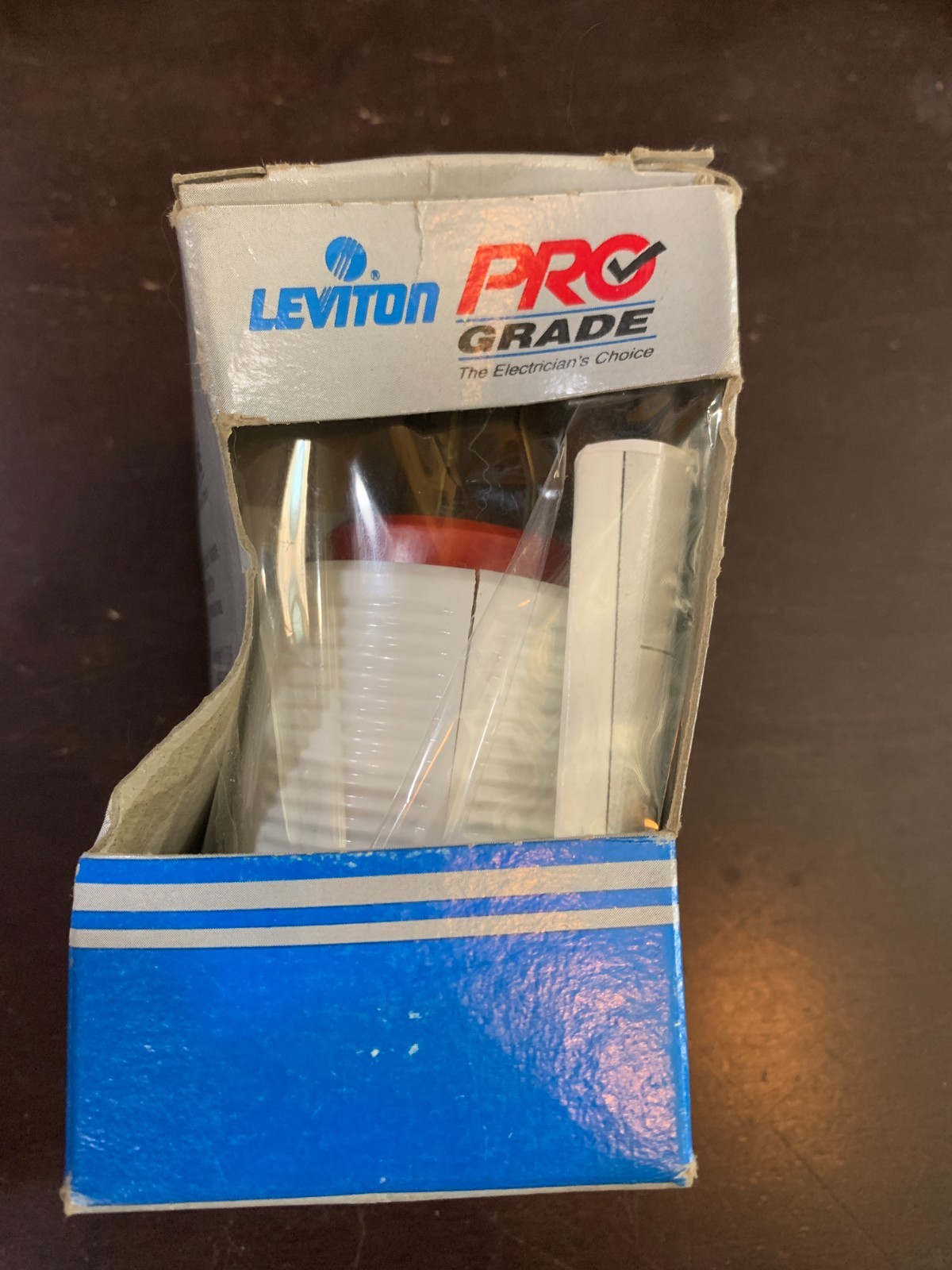 3 pole 4 wire GROUNDING PLUG locking Red 20A-125/250V Leviton Pro 71420-P