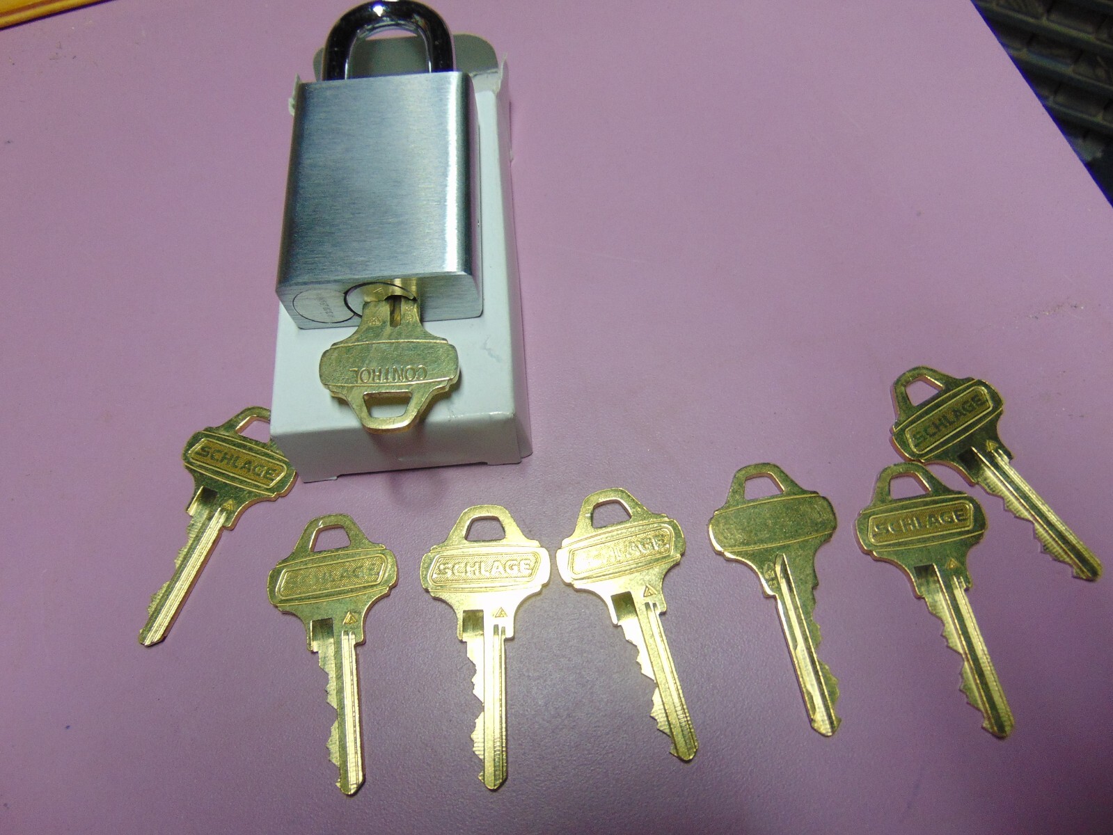 1 NEW GMS PADLOCK WITH IC SCHLAGE AND  7 C123 AND CON. KEYS      LOCKSMITH