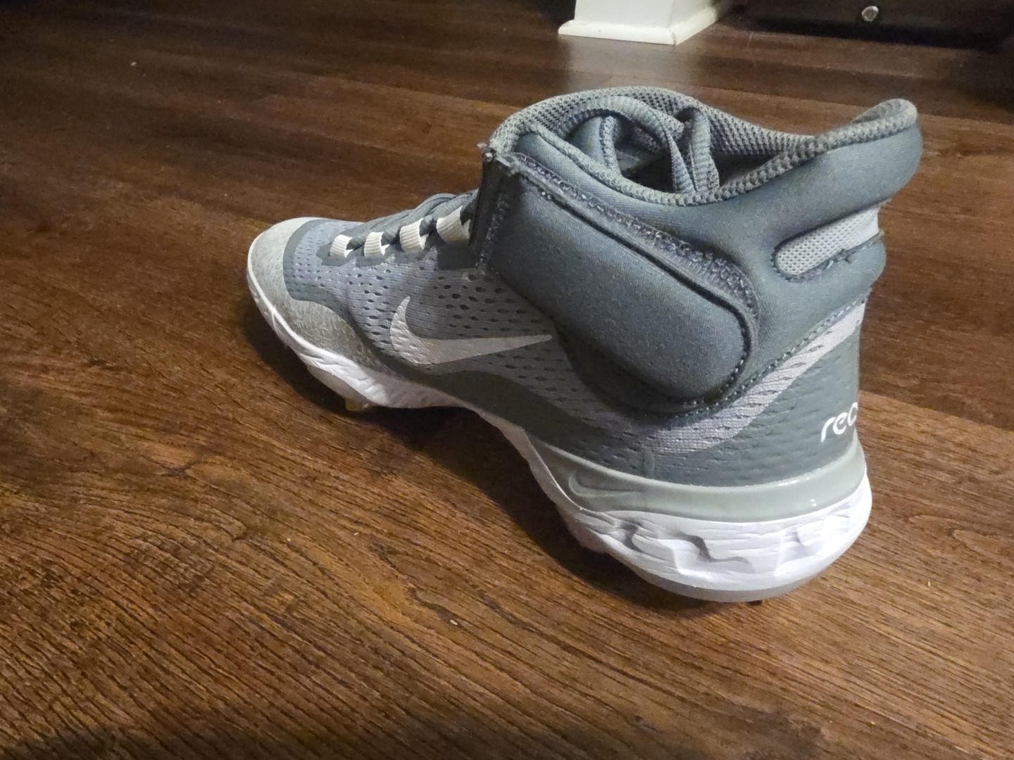 Size 9 Nike Air Alpha Huarache Elite 4 Mid Baseball Cleats Gray Men DJ6520-012