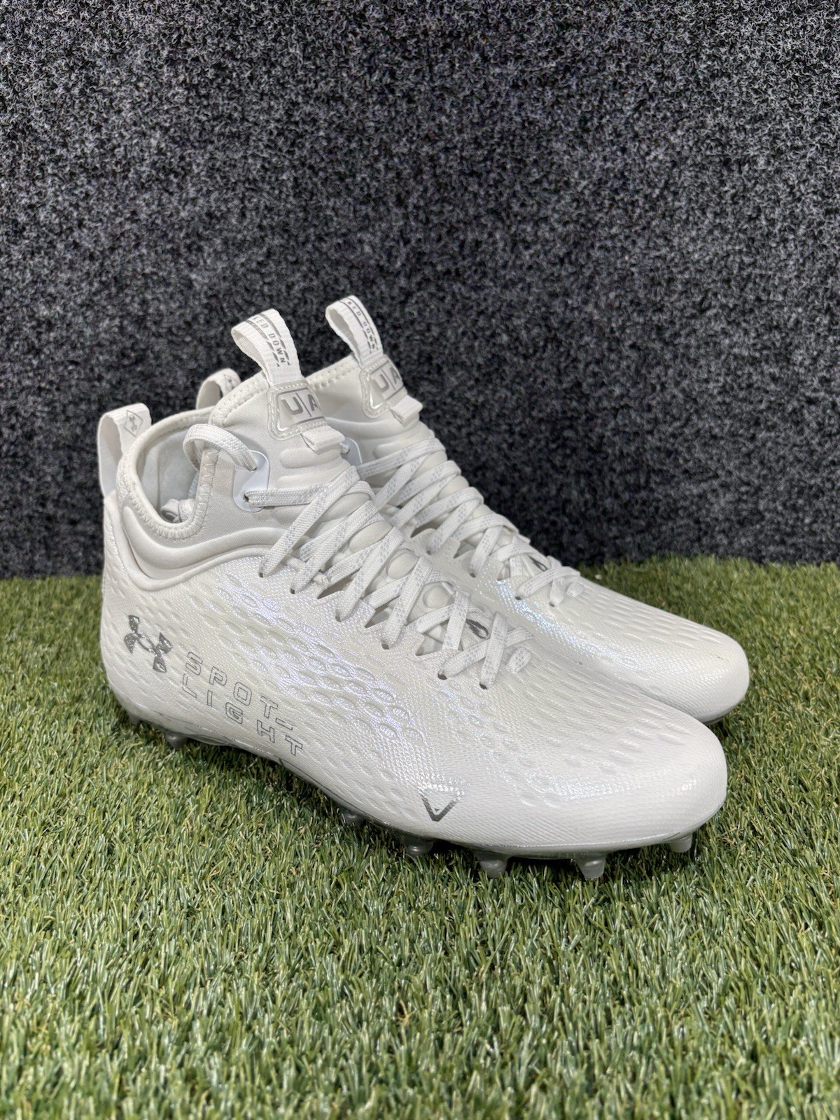 Under Armour Men's Size 11 US White Cleats Spotlight Lux MC 2.0 3025082-100
