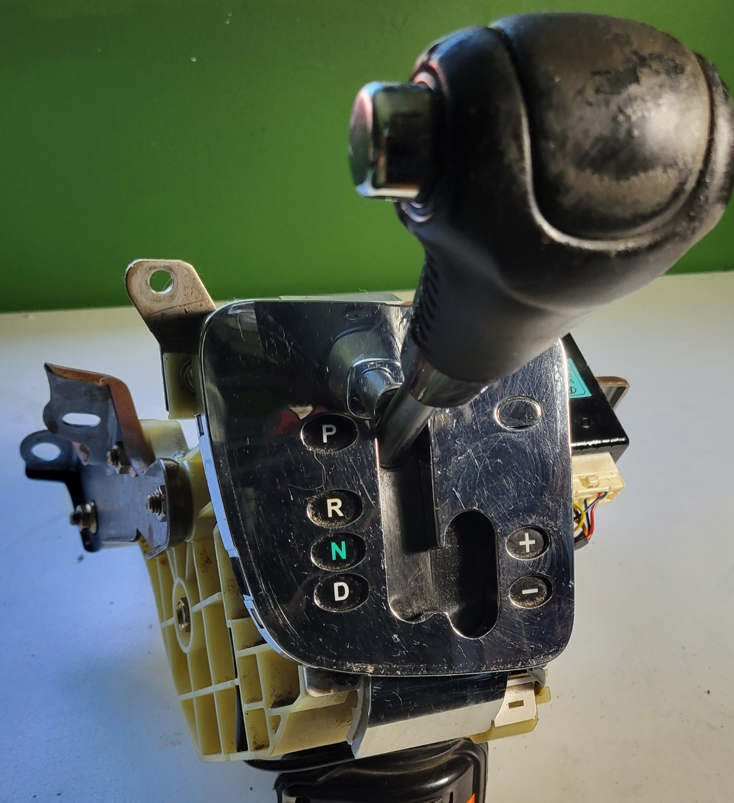 2006 - 2012 KIA Sedona  Hyundai Entourage  Floor Shifter Assembly