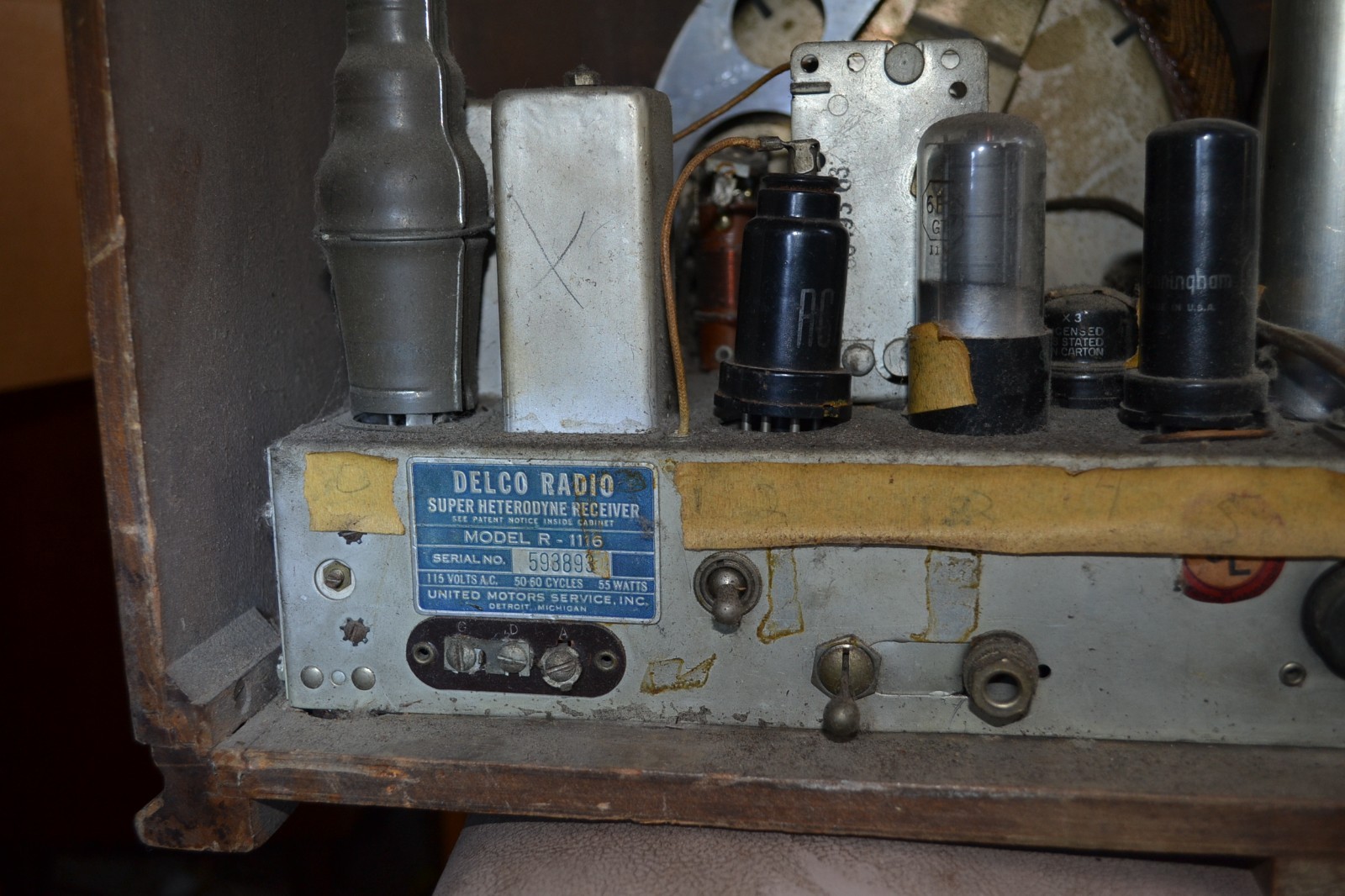 GM DELCO model R-6111 in nice restorable condition original knobs not tested