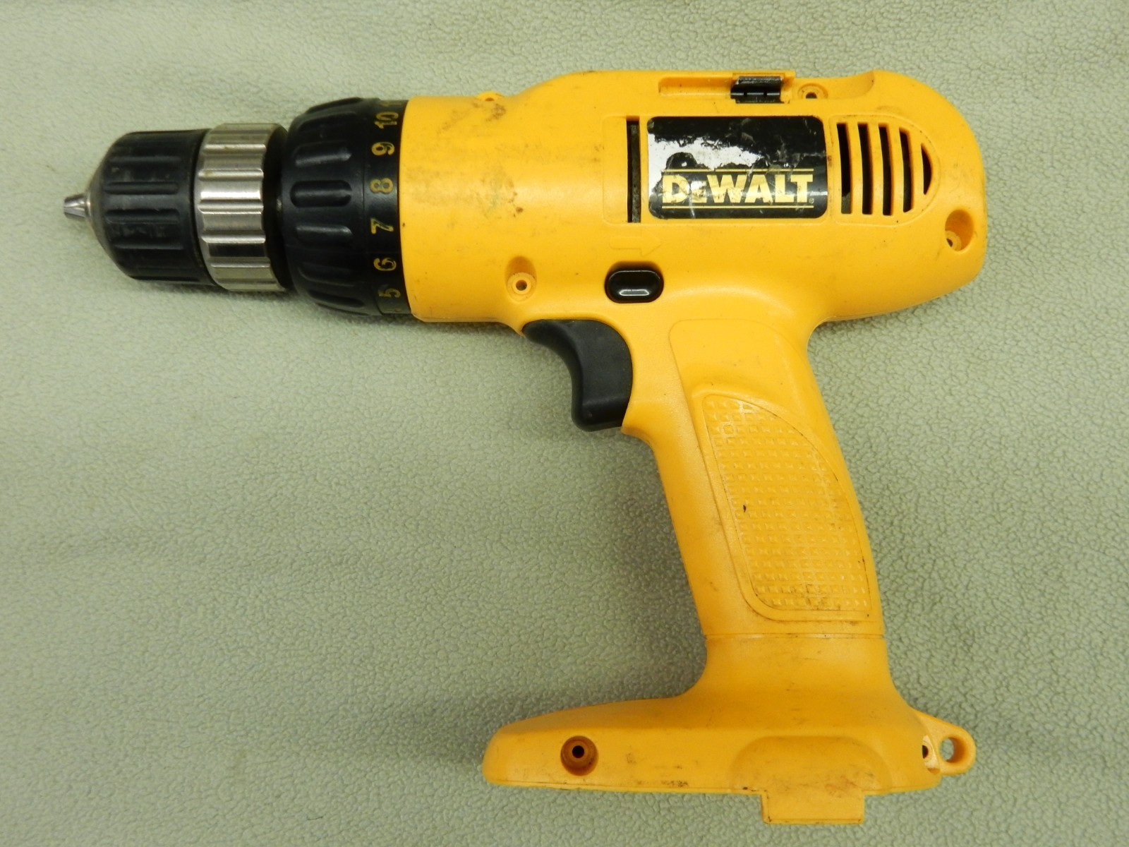 DEWALT 14.4 Volt Cordless Drill / Driver 3/8" VSR DW954 14.4V WORKS TESTED