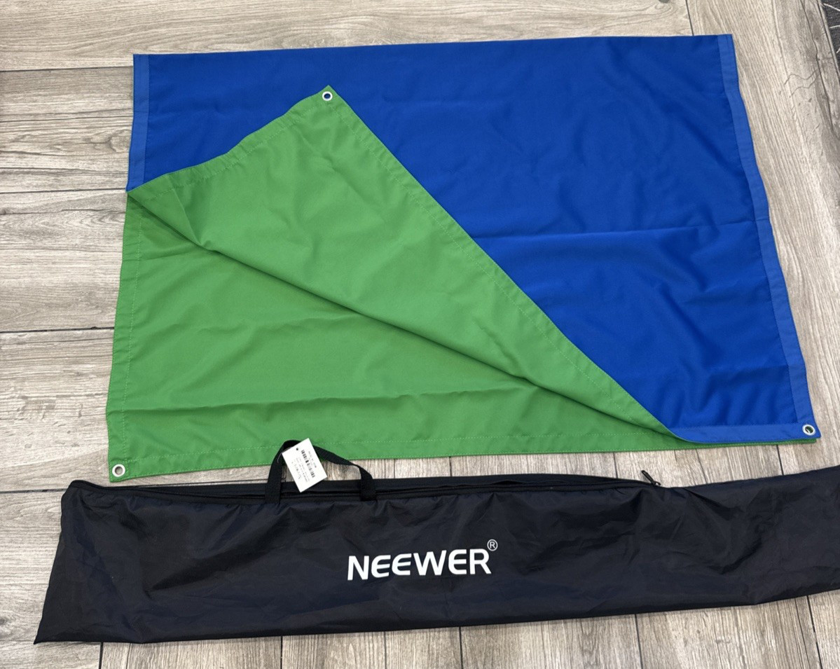 Neewer Green Blue Projection Screen 39”x54” and carrying case