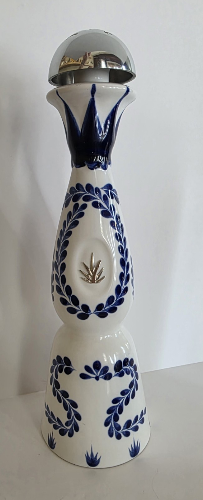 Clase Azul Tequila Reposado Pottery Hand Painted  White/Blue 750 ml Empty Bottle