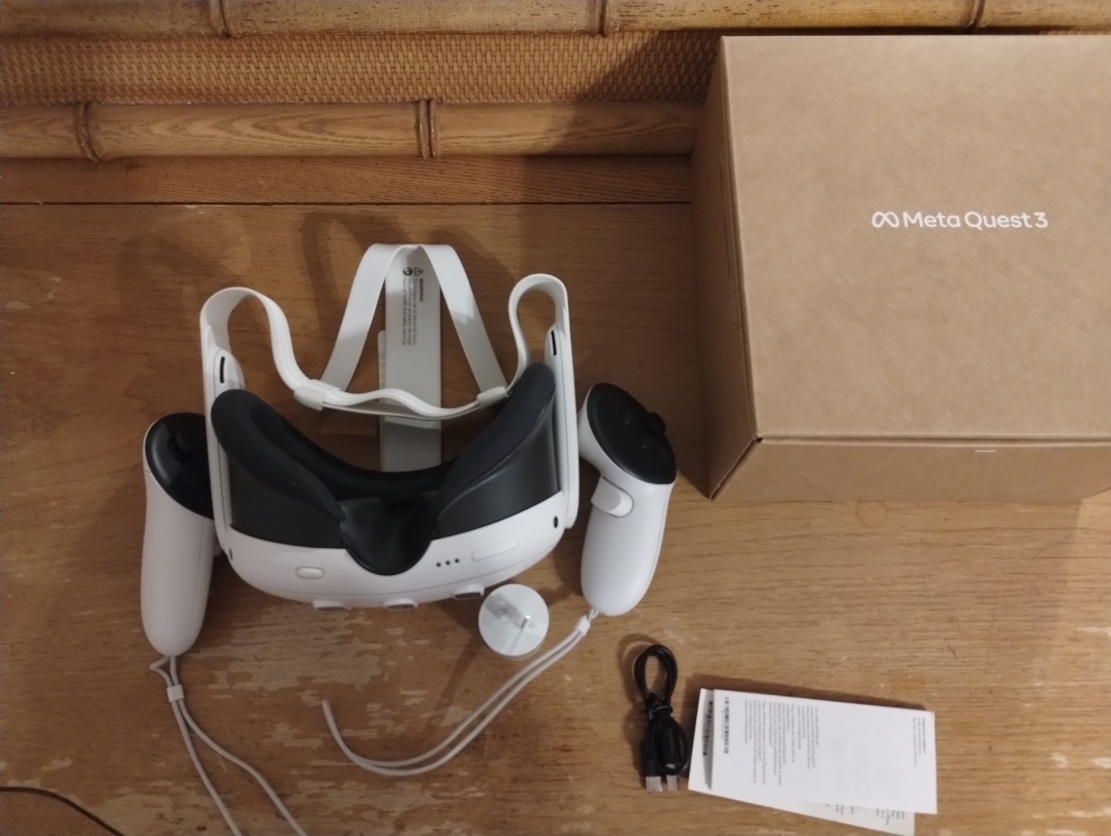 minimumly used Meta Quest 3 Virtual Reality Headset 512GB White with Controllers