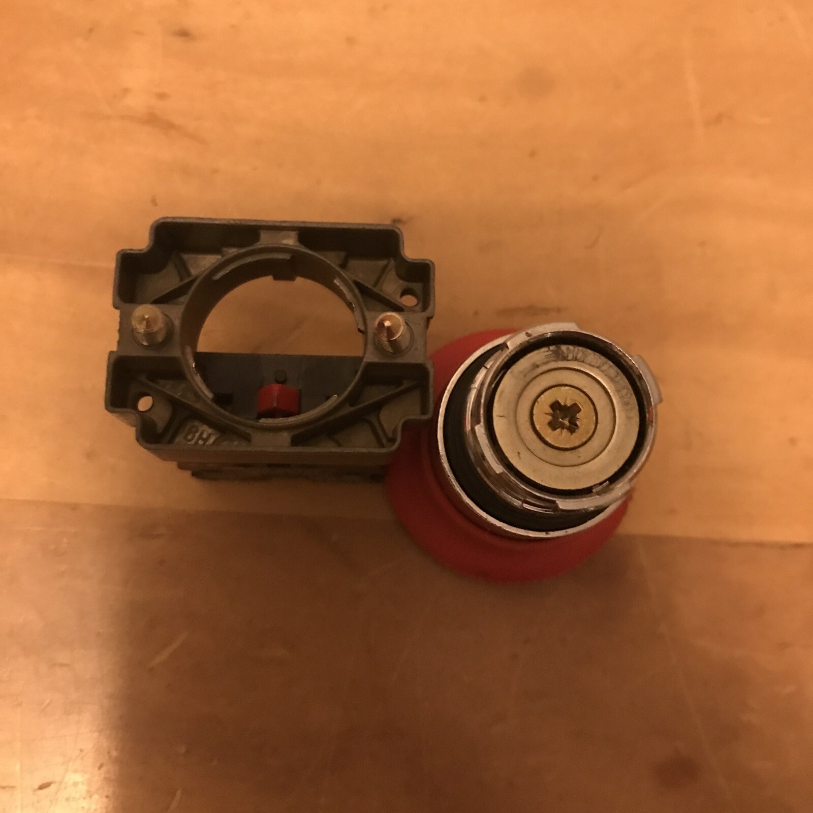 Schneider Electric Emergency stop push-button Maintained Push / Maintained Pull,