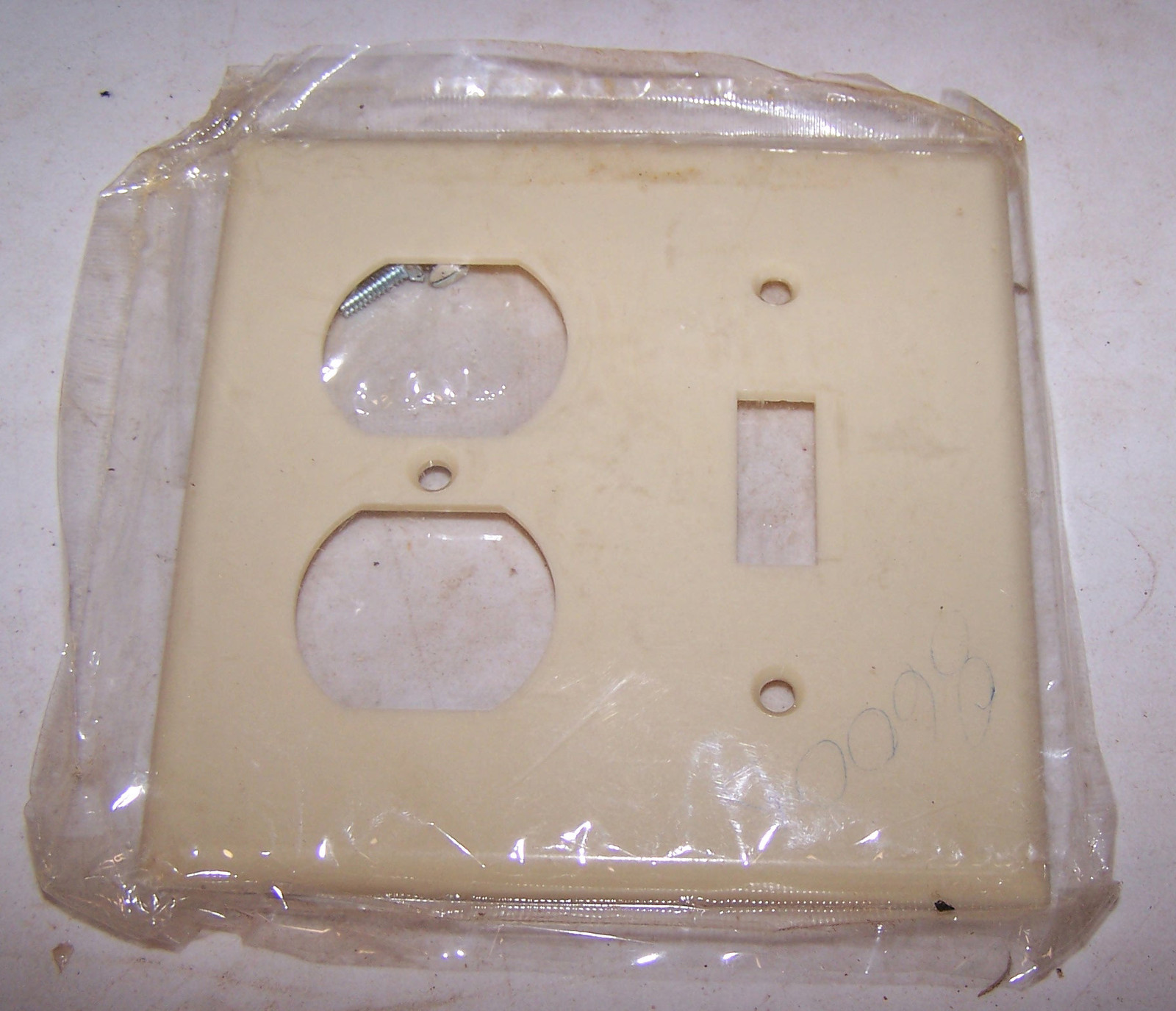 Vintage IVORY LEVITON Brand 2 gang Switch & Outlet Combo COVER Bakelite Smooth