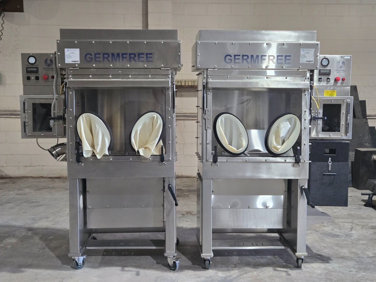 BSC sterile compounding cabinet CACL,PEC, SCA, USP 800/797 compliant brand  name