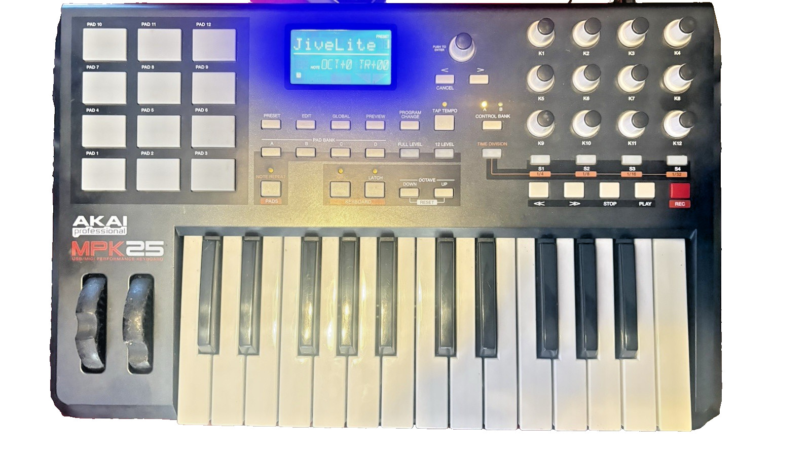 Akai MPK25 Keyboard