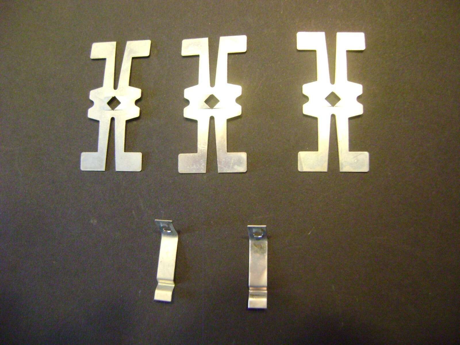 Lionel Hopper 6446-12 Hatch Cover Spring (3) & 6446-10 roof clip (2) mint orig.