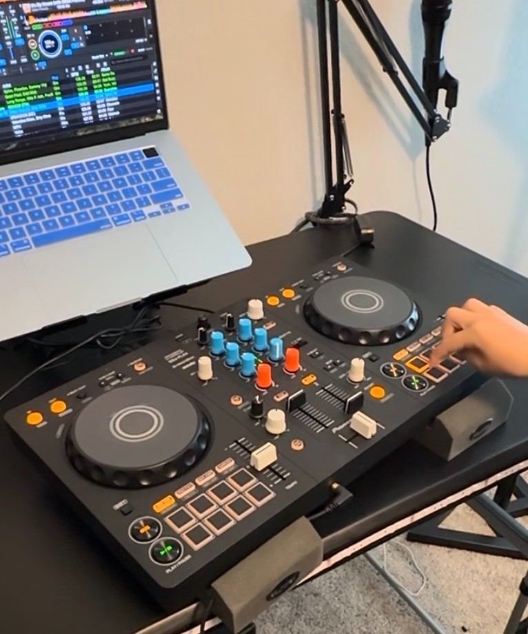 Pioneer DJ DDJ-FLX4 2-Channel DJ Controller - Black