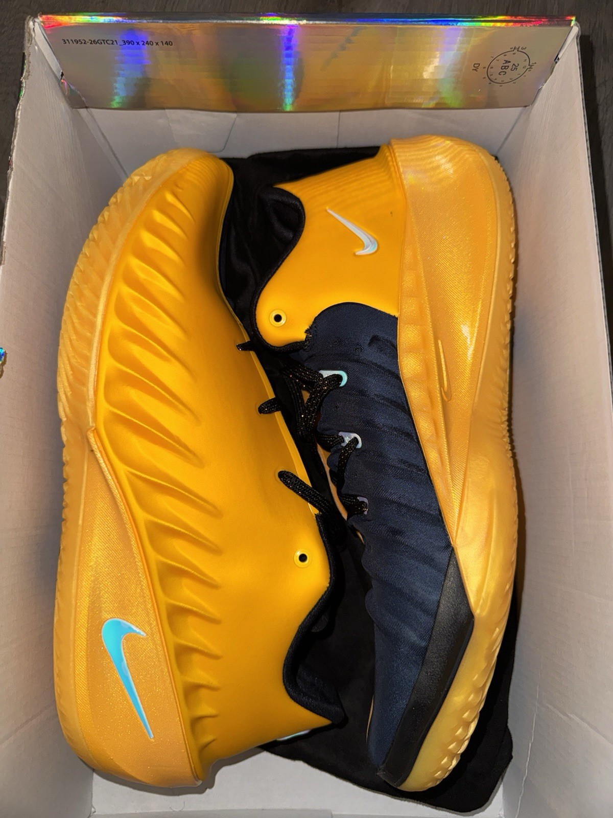 nike men low g.t. cut 4 bruce lee university gold/black