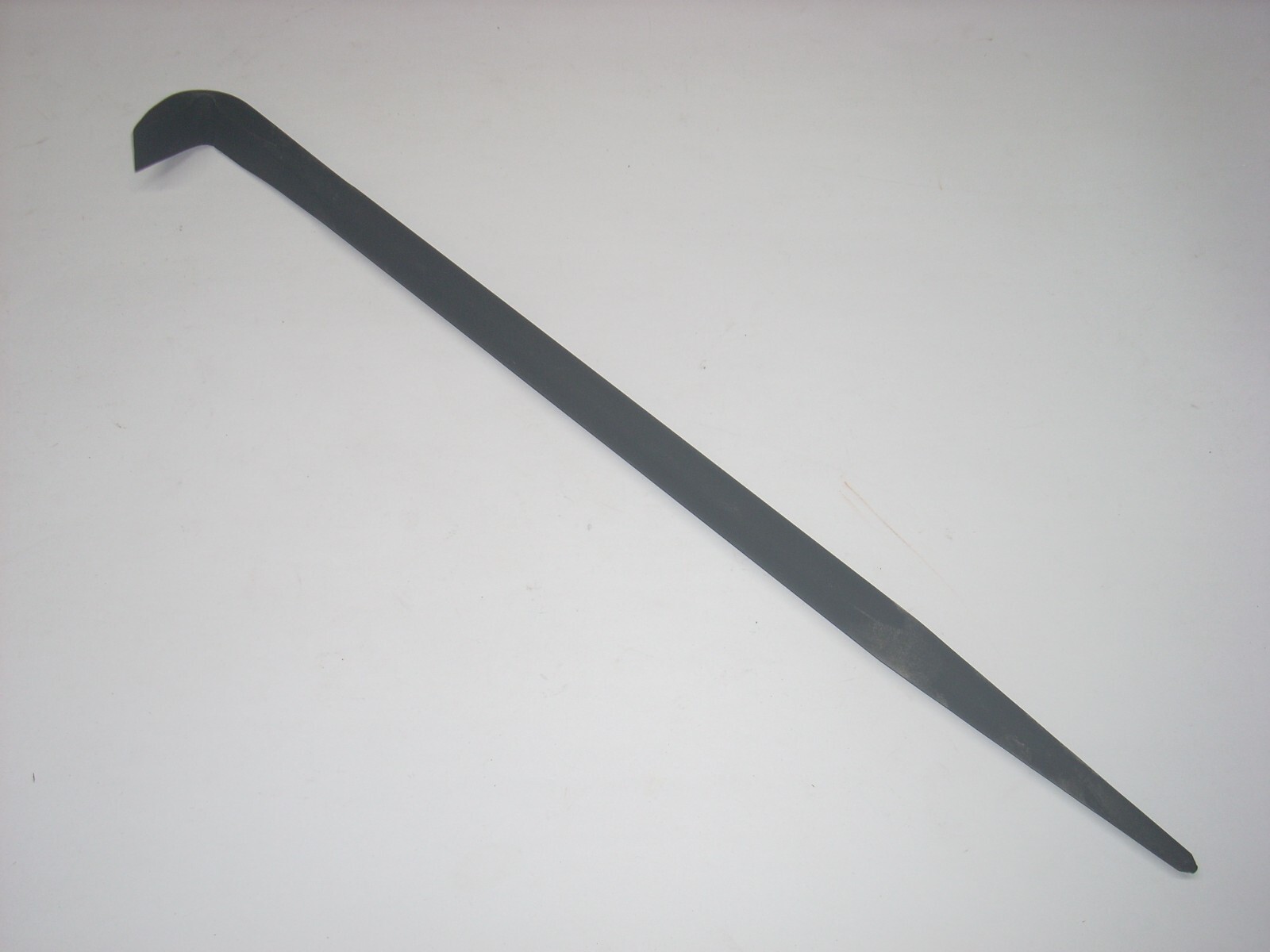 WHM Tool 04218 Roll Head Pry Bar 18" w Point Solid Steel