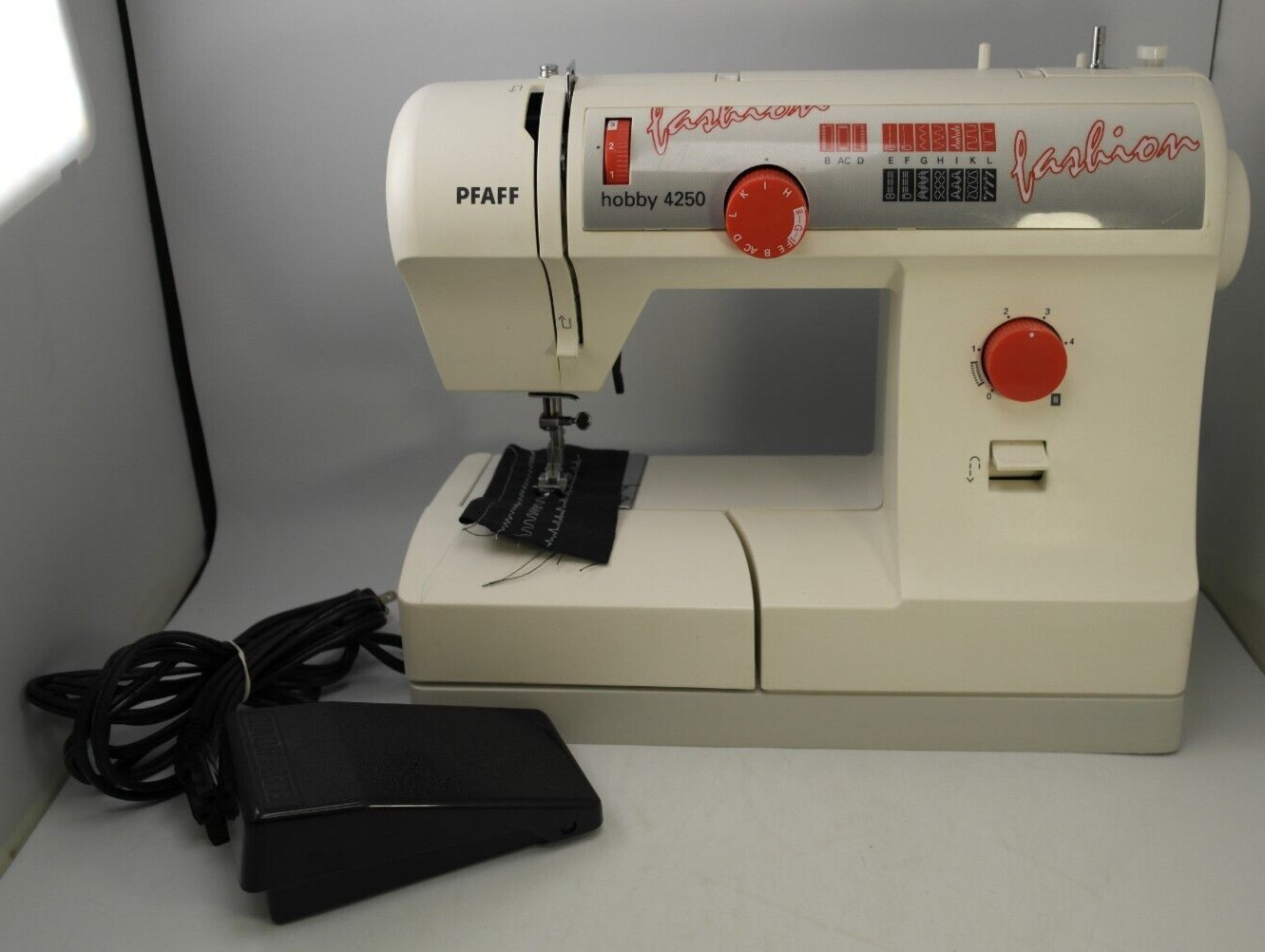 PFAFF 4250 Hobby Fashion Sewing Machine with Case Foot Pedal Tested Working Used