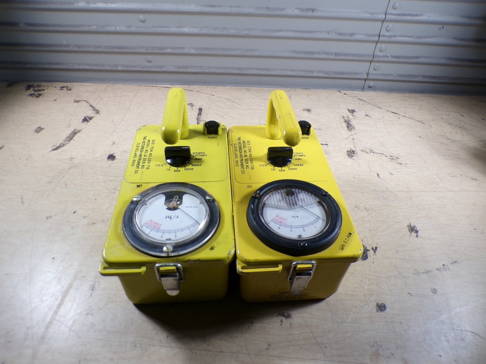x2 VICTOREEN CDV-715 MOD. 1B /IA RADIATION DETECTOR