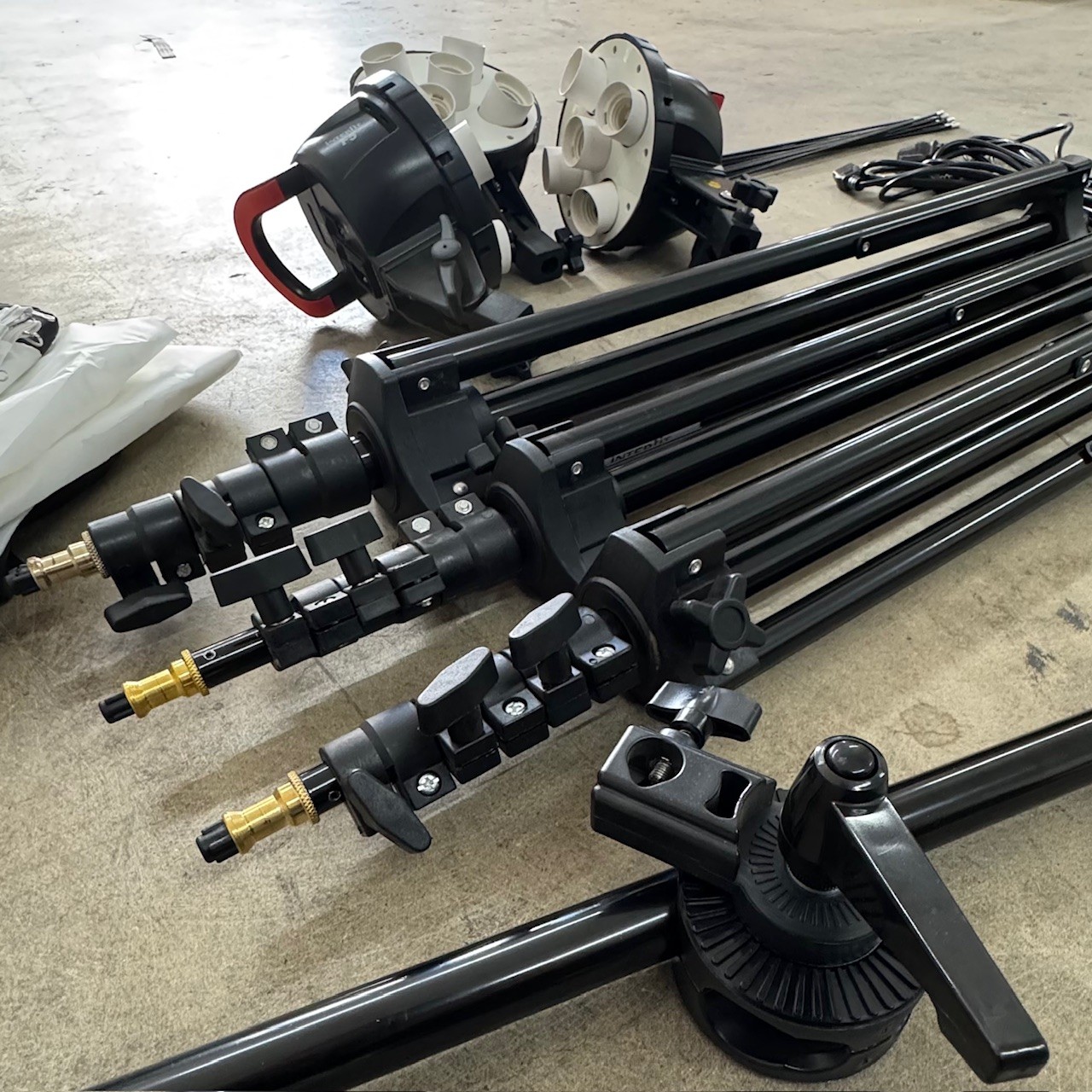Interfit F5 Daytime Lighting Kit - Complete with Bulbs, Stands, Diffuser