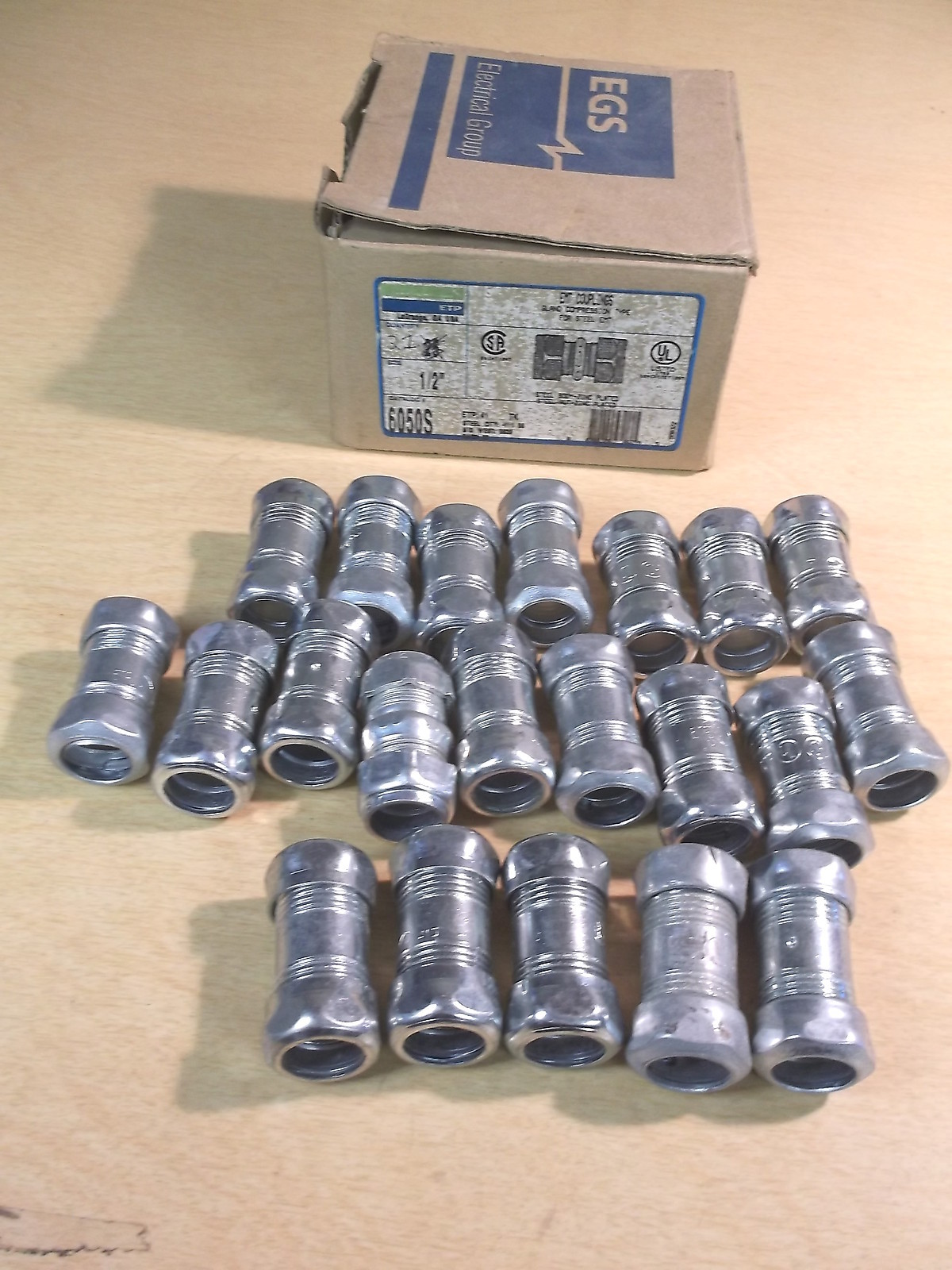 NEW LOT OF 21 EGS 6050S EMT COUPLINGS GLAND COMPRESSION 1/2" FREE SHIPPING