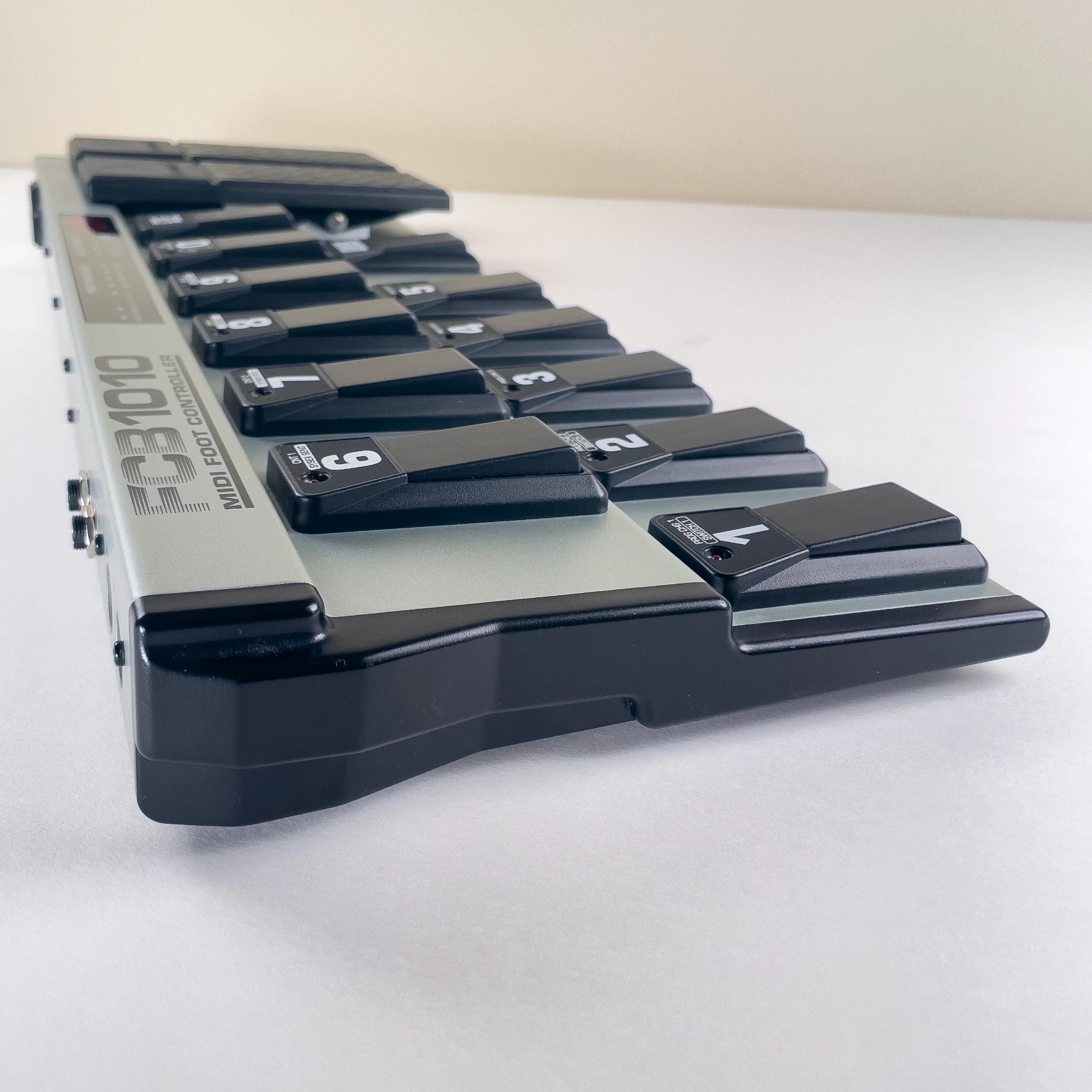 Behringer FCB1010 MIDI Foot Controller